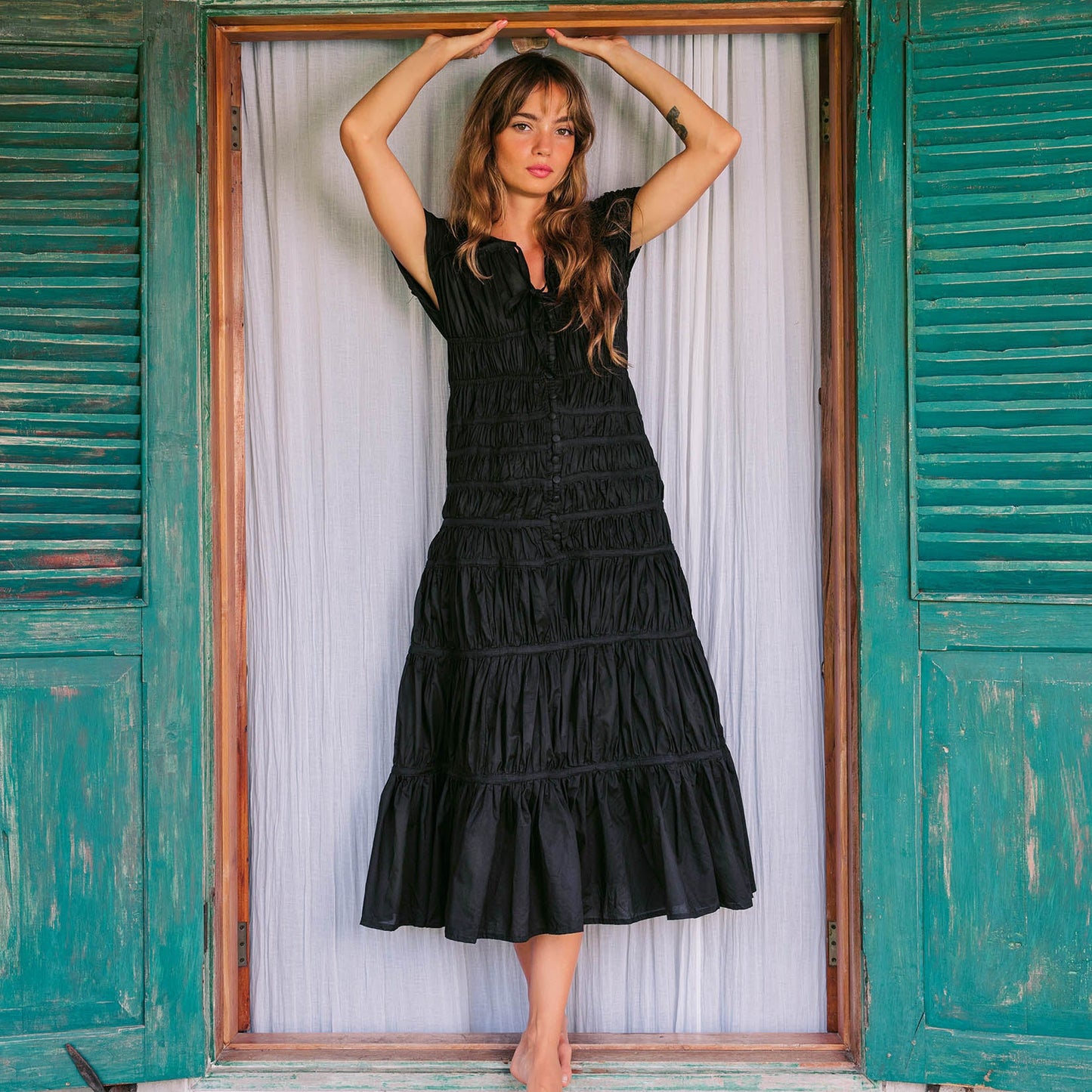 Vestido largo con volantes SRIKANDI en negro