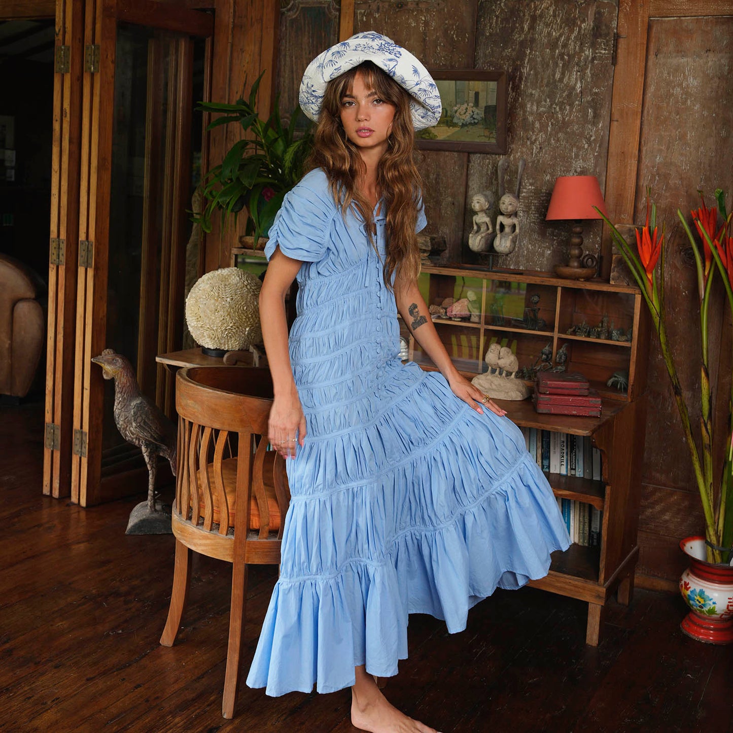Vestido largo con volantes SRIKANDI en azul princesa