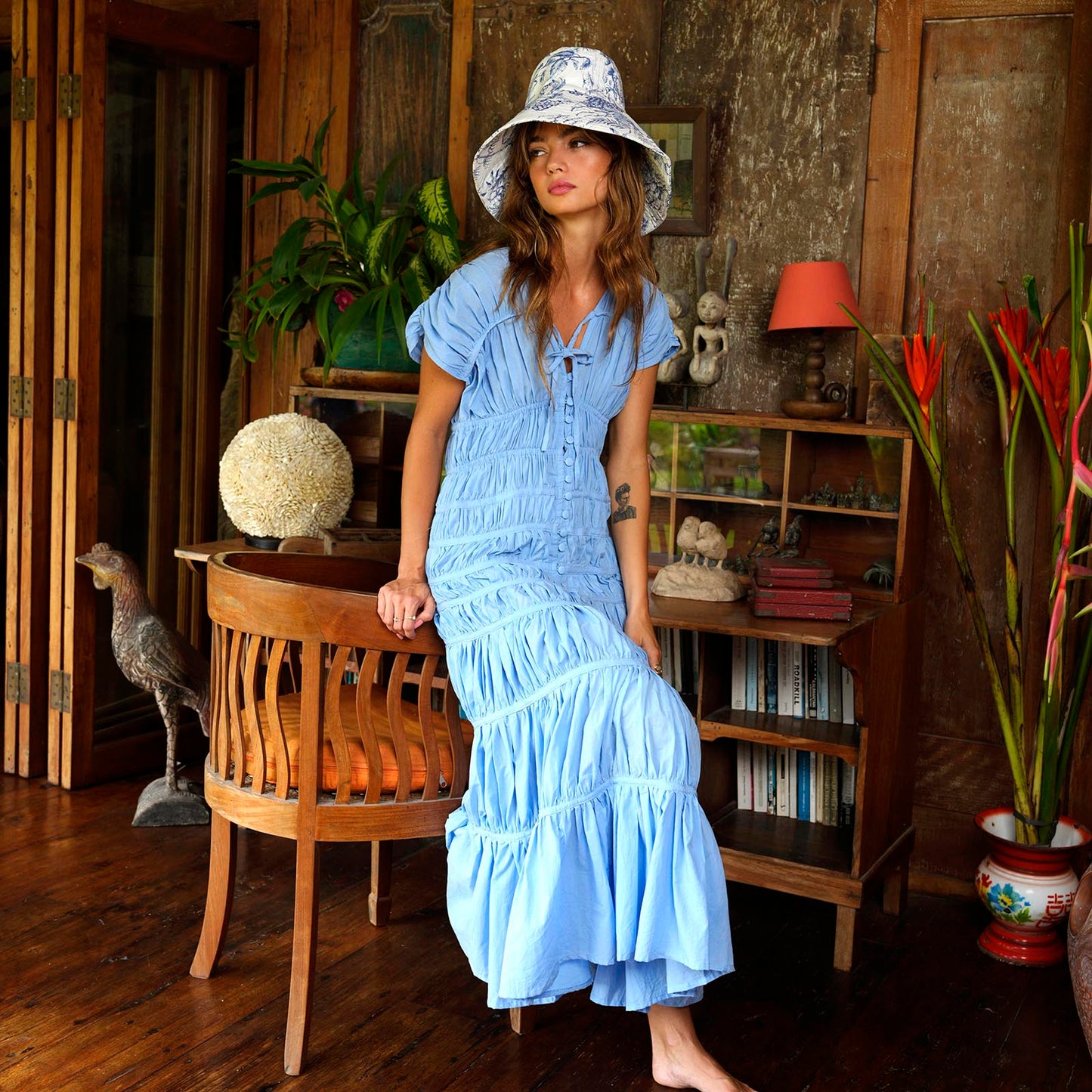 Vestido largo con volantes SRIKANDI en azul princesa