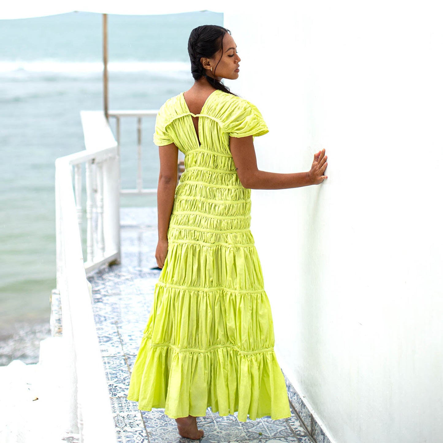 Vestido largo con volantes SRIKANDI en verde lima