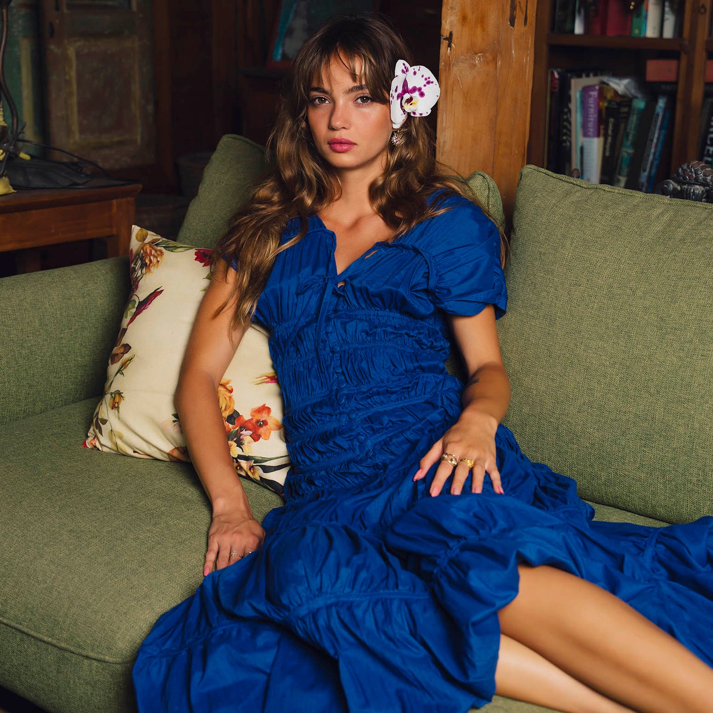 Vestido largo con volantes en azul real SRIKANDI