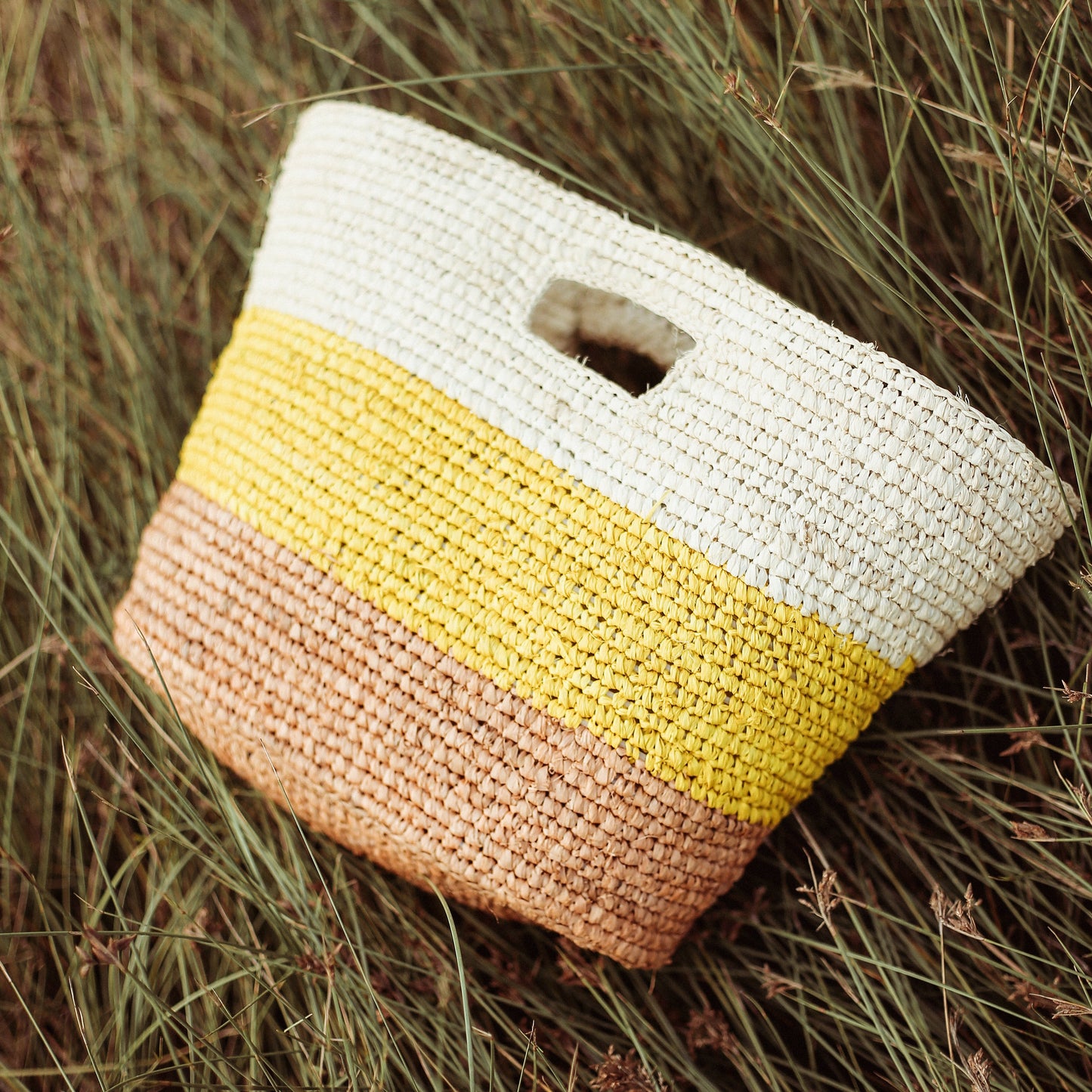 Bolso tote de rafia Sayan, en amarillo y beige