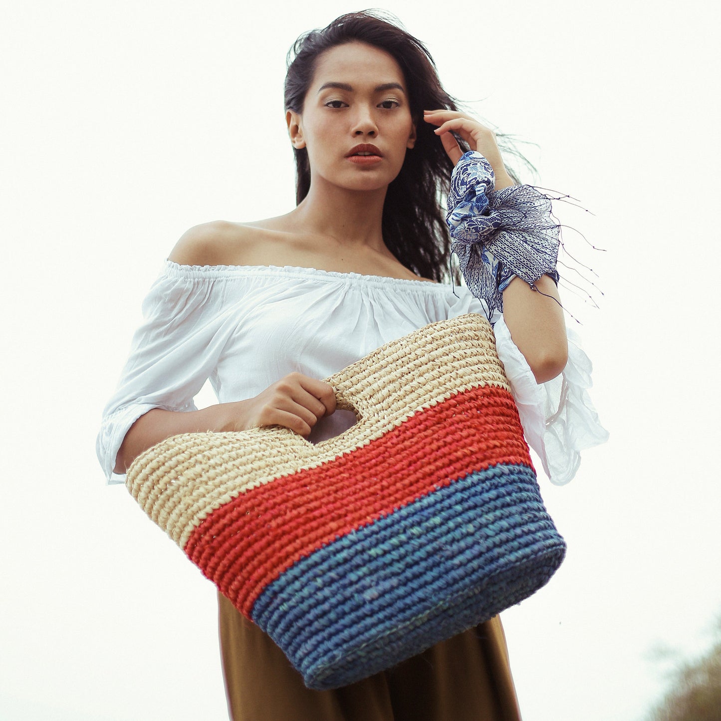 Bolso tote de rafia SAYAN, en rojo y azul