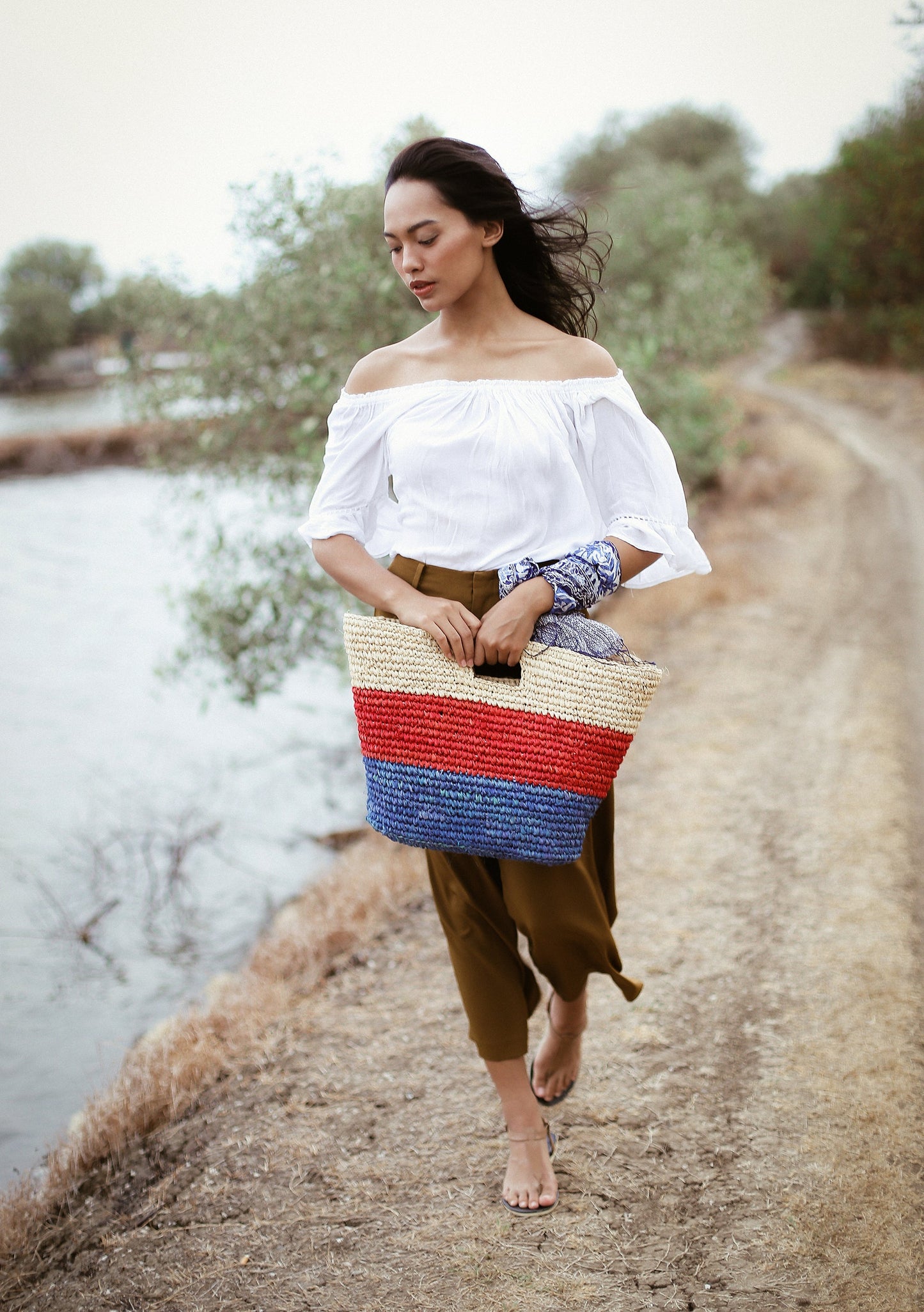 Bolso tote de rafia SAYAN, en rojo y azul