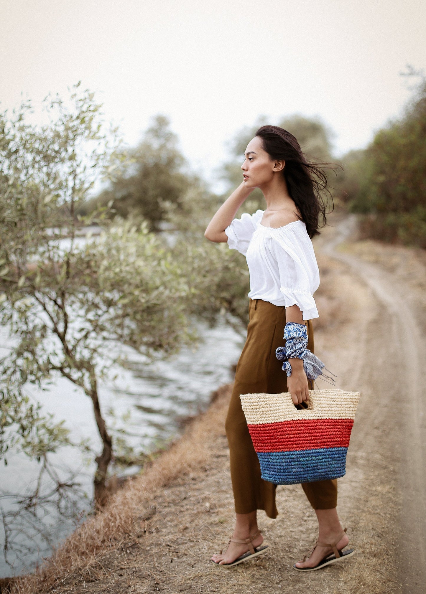 Bolso tote de rafia SAYAN, en rojo y azul