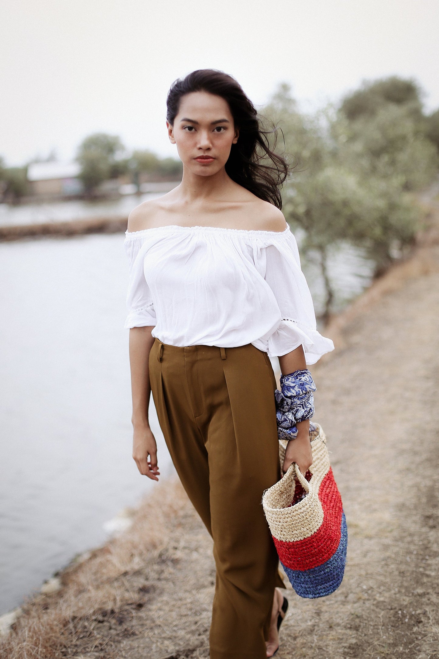Bolso tote de rafia SAYAN, en rojo y azul