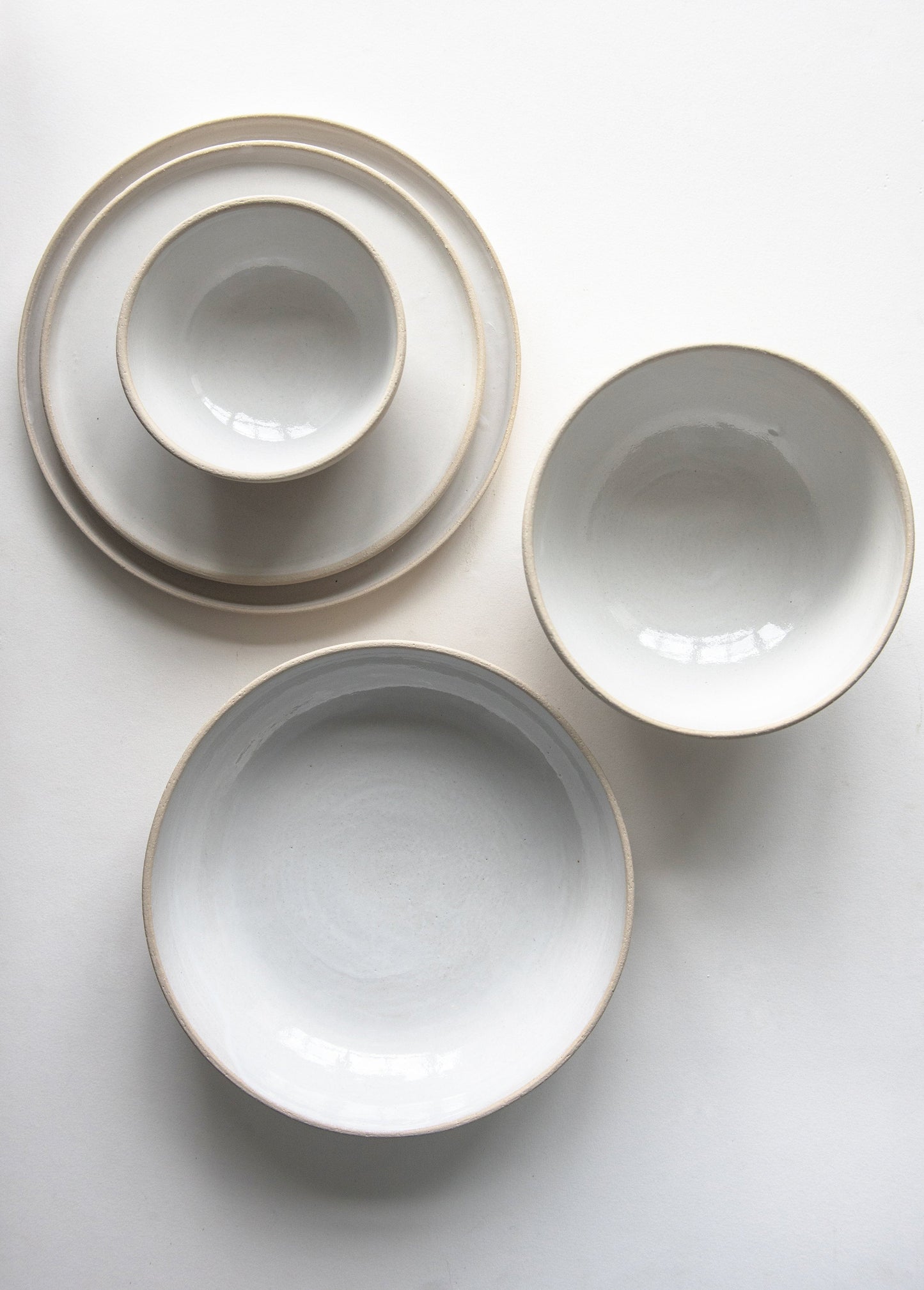Platos llanos de gres hechos a mano