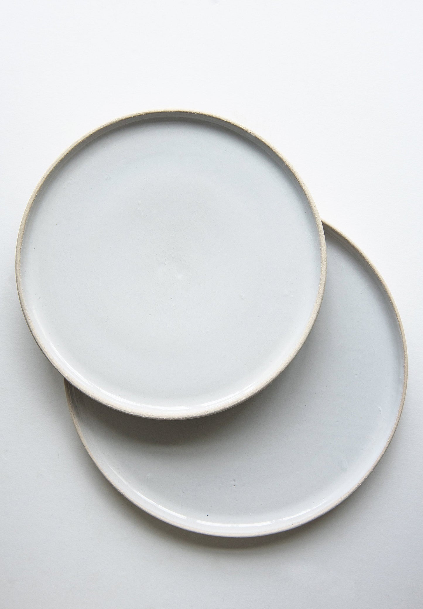 Platos llanos de gres hechos a mano