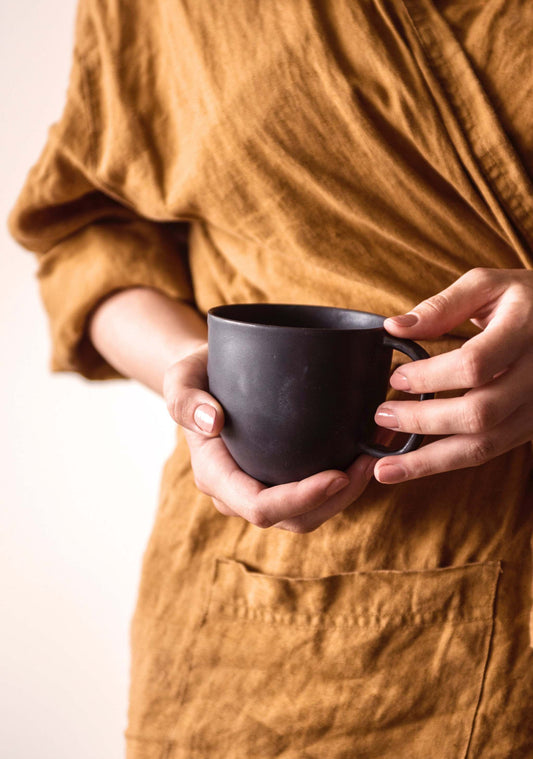 Taza de café de gres negro mate 