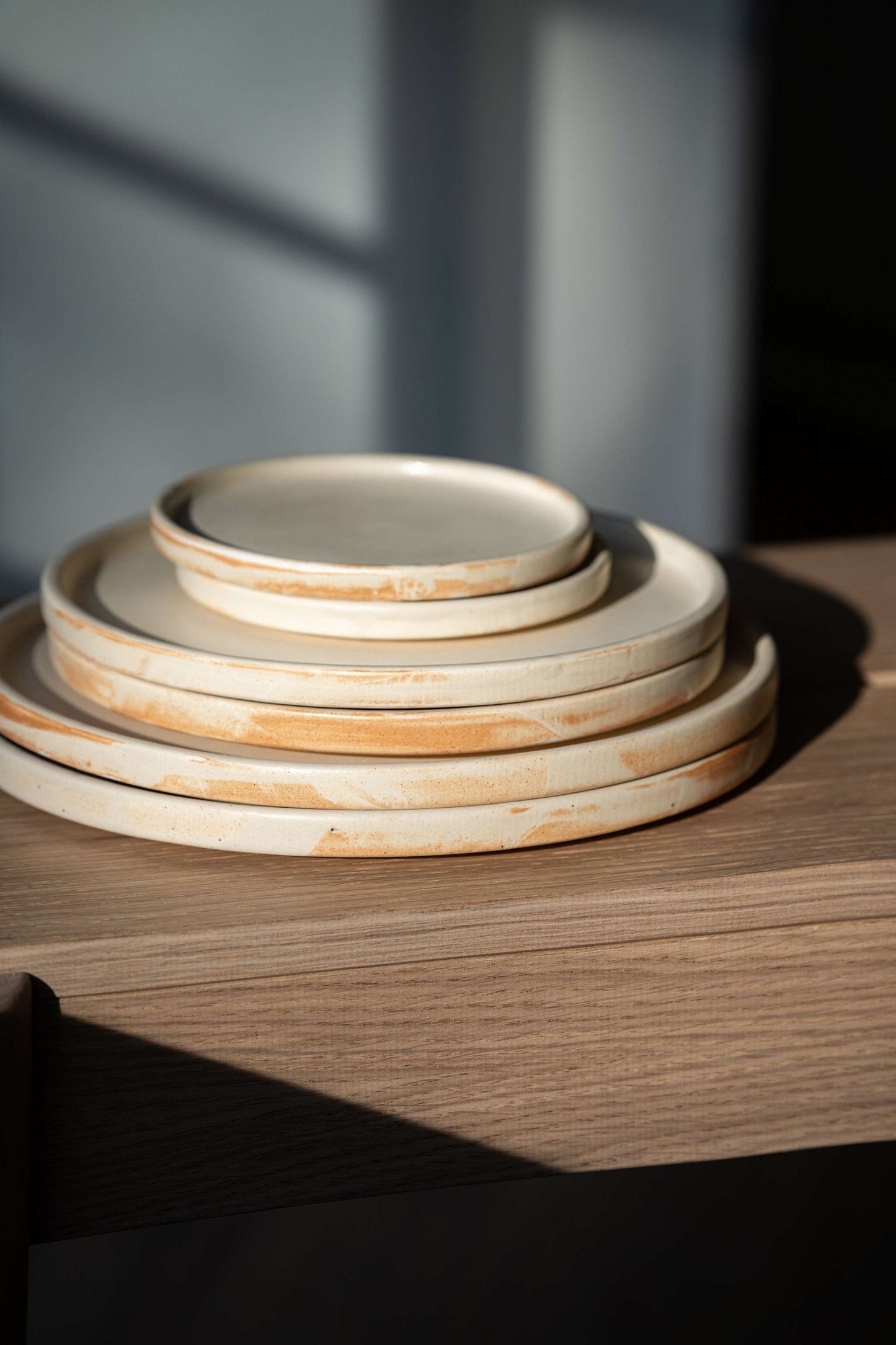 Platos llanos de gres beige mate
