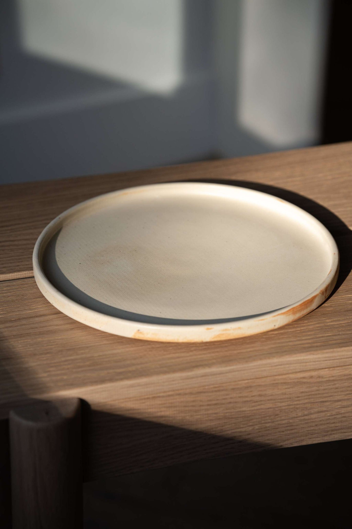 Platos llanos de gres beige mate