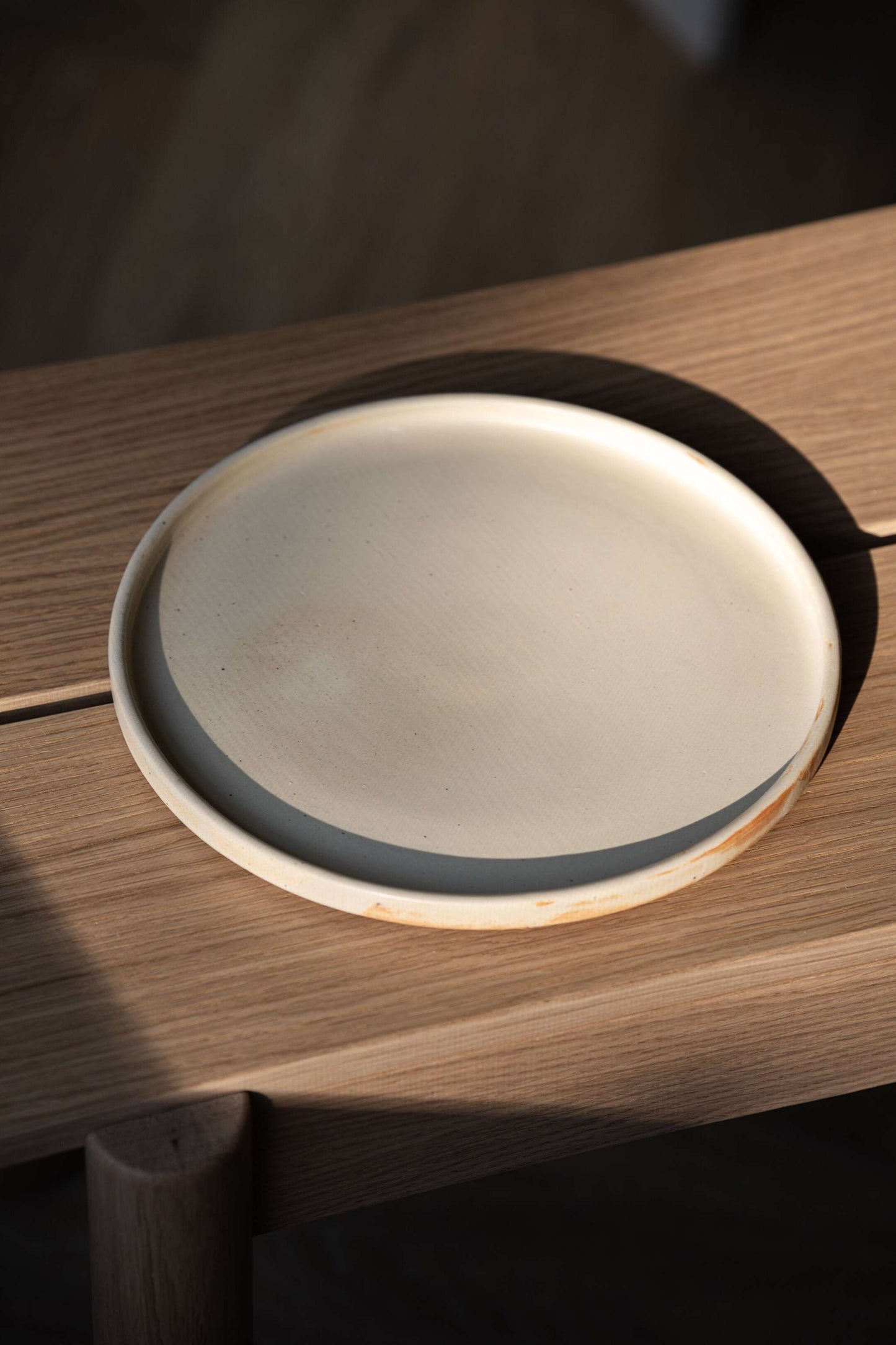 Platos llanos de gres beige mate