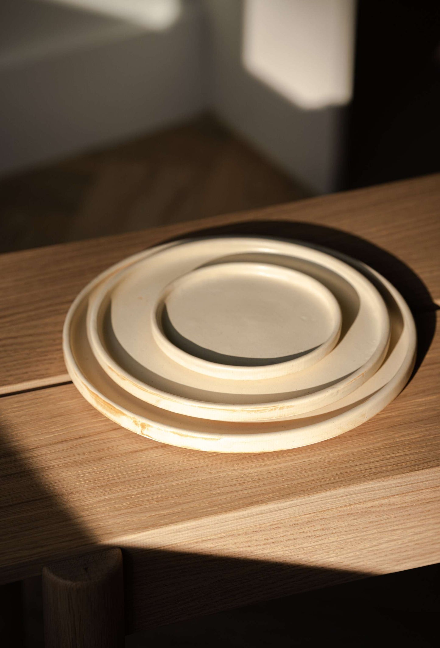 Platos llanos de gres beige mate