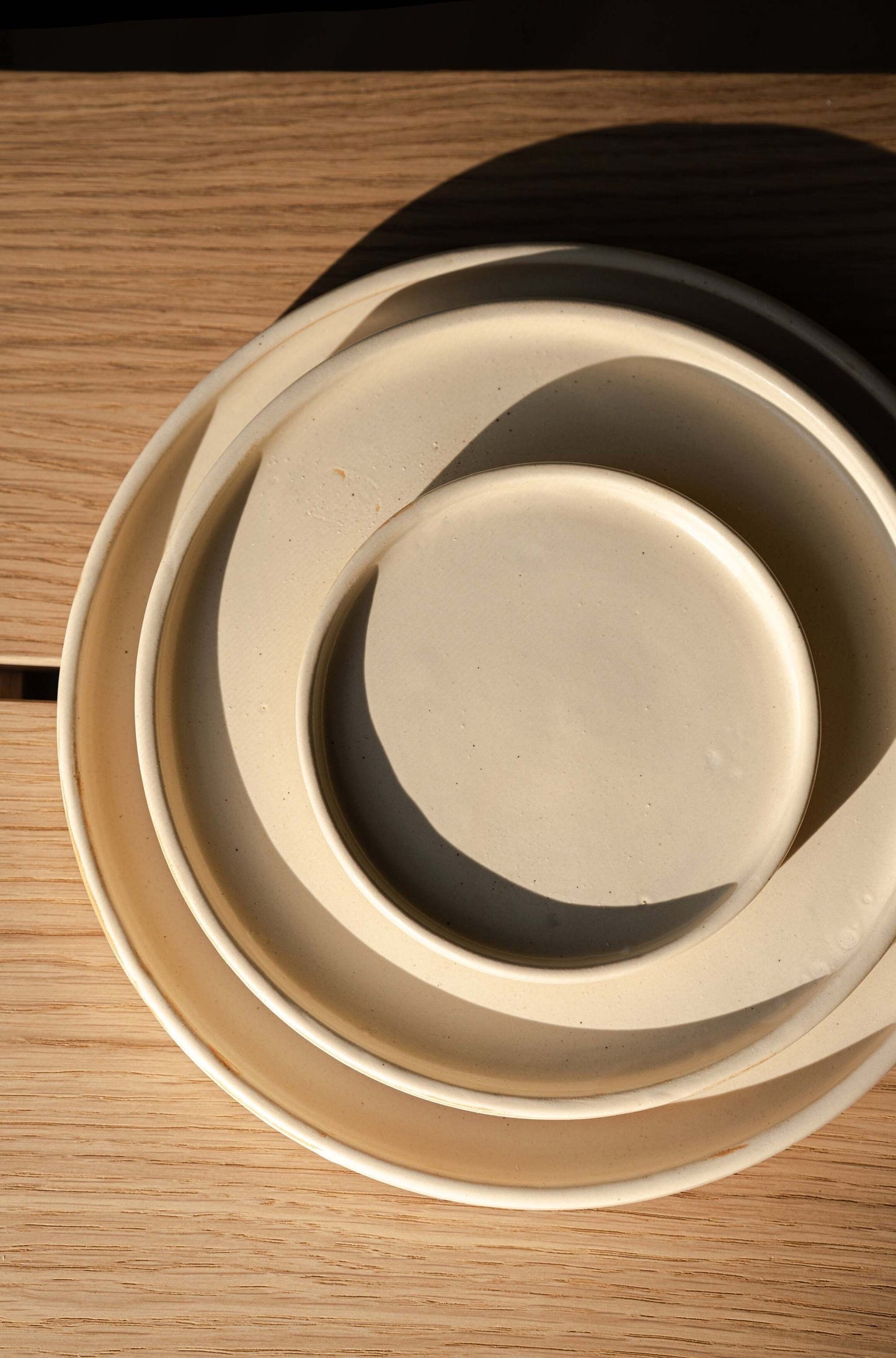 Platos llanos de gres beige mate