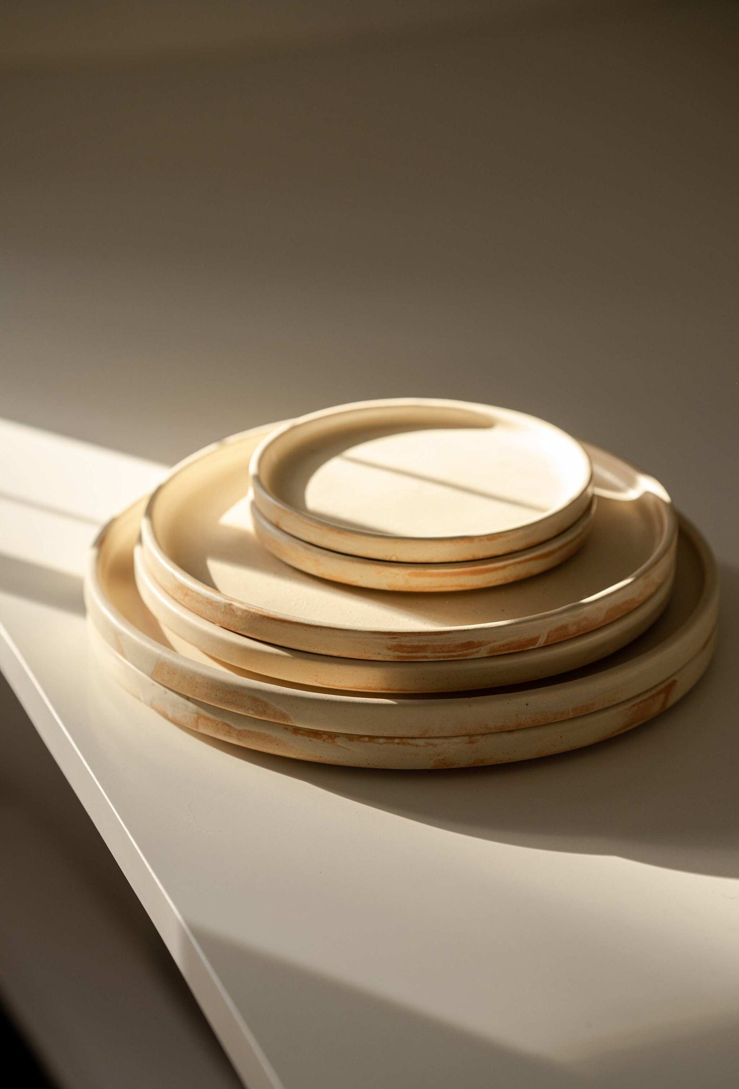 Platos llanos de gres beige mate
