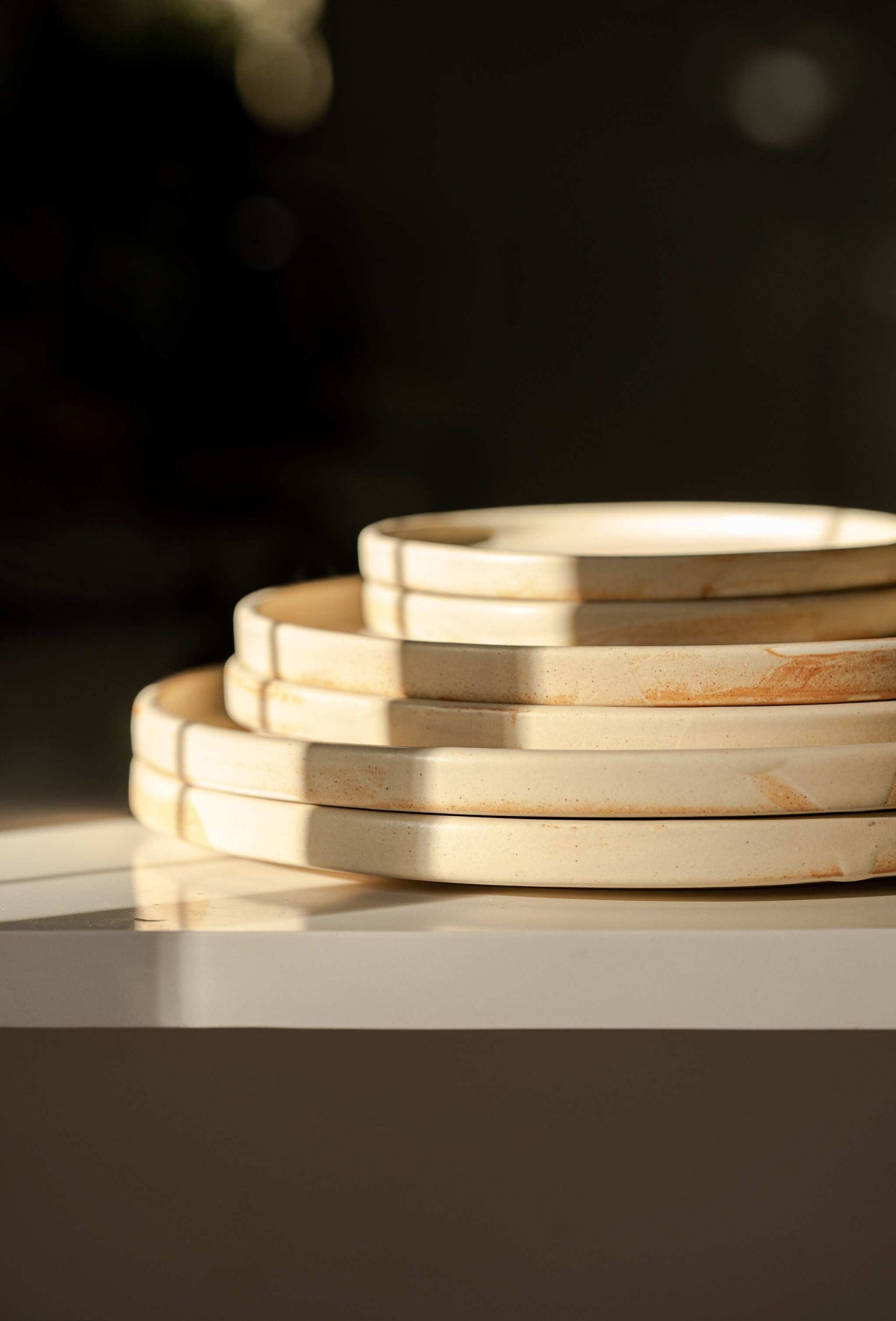 Platos llanos de gres beige mate