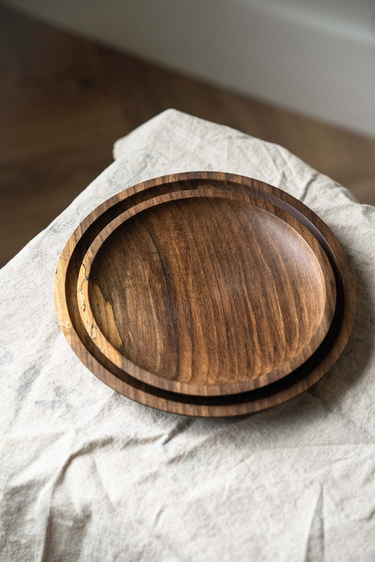 Plato de madera tallado a mano