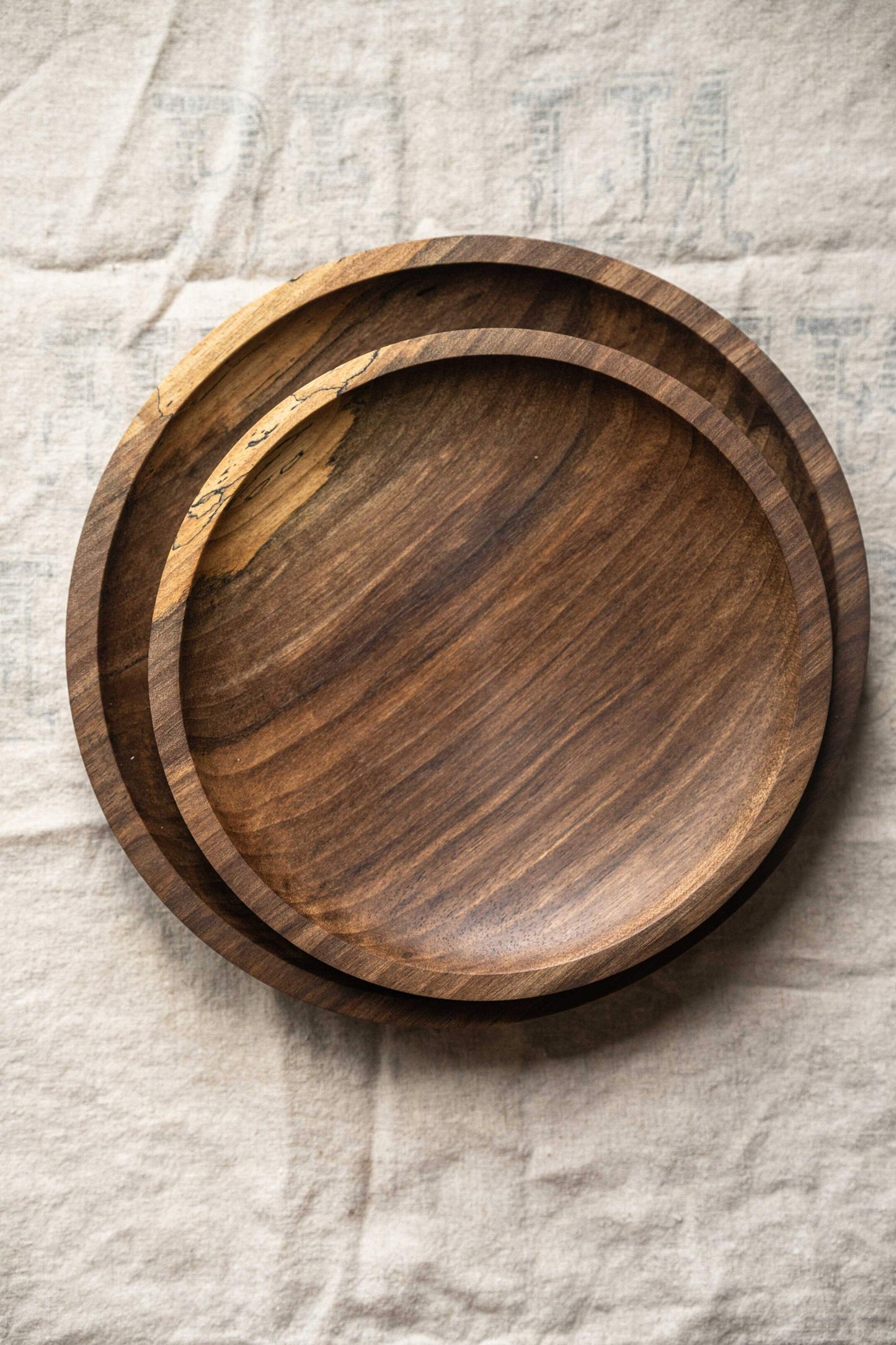 Plato de madera tallado a mano
