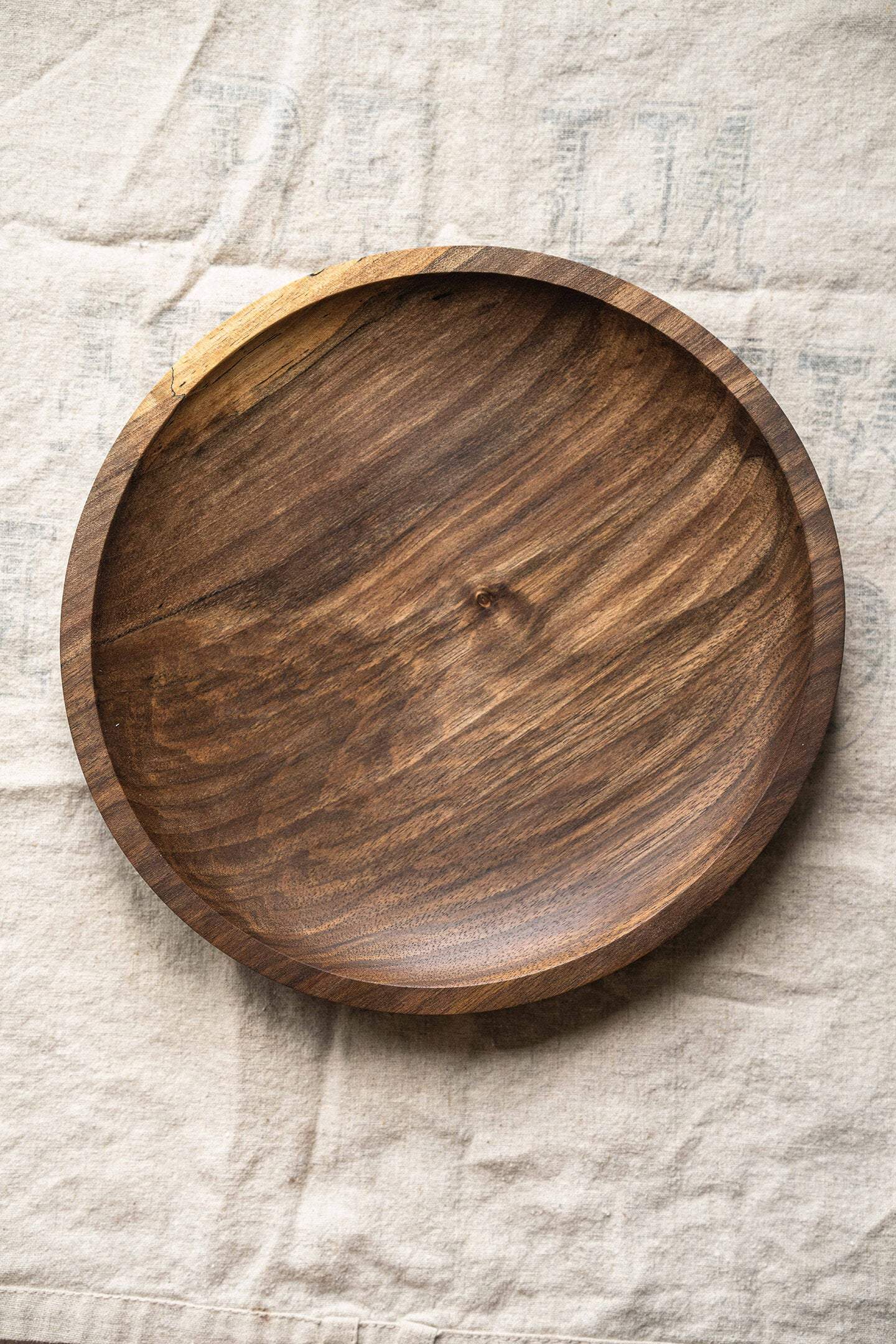 Plato de madera tallado a mano