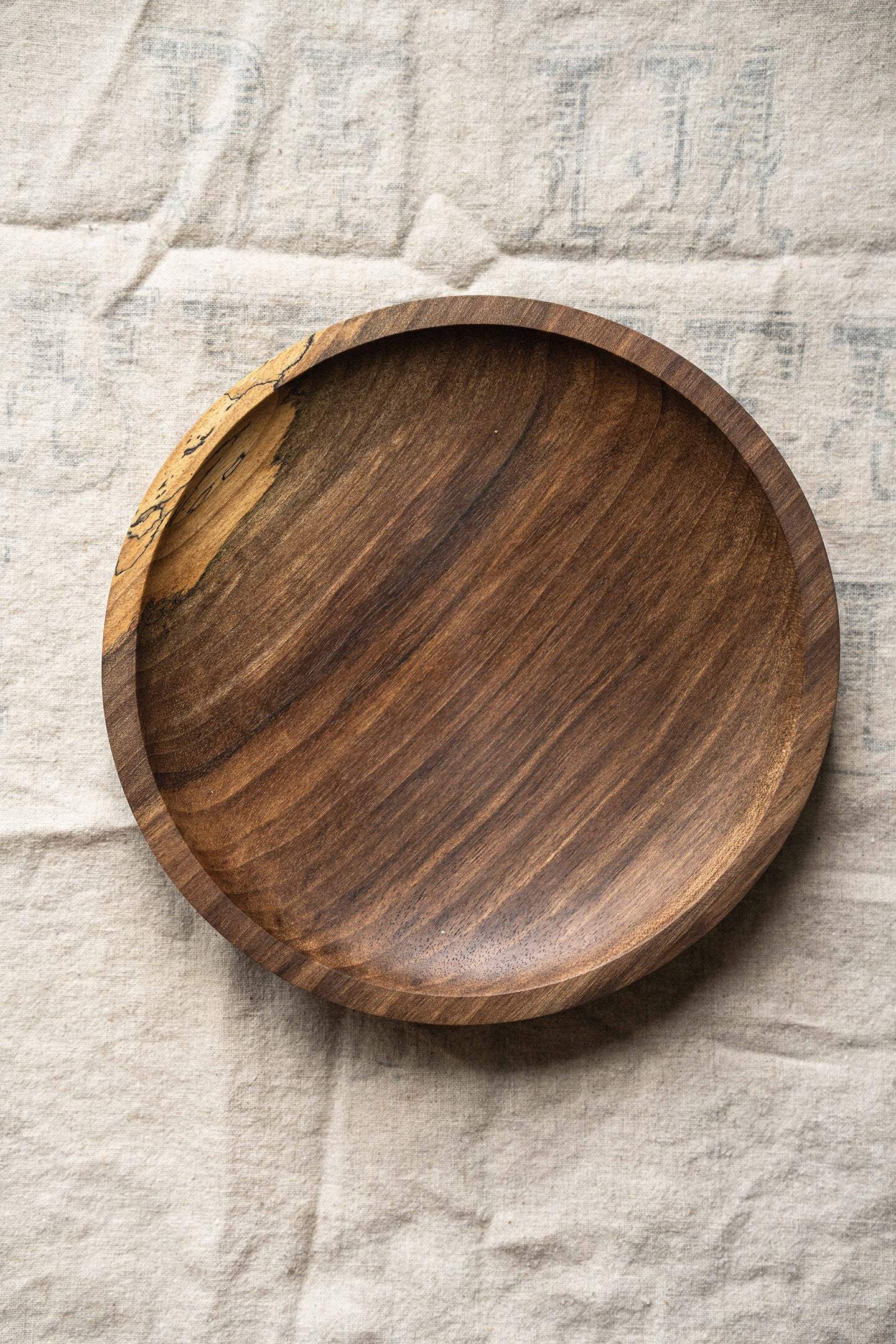 Plato de madera tallado a mano