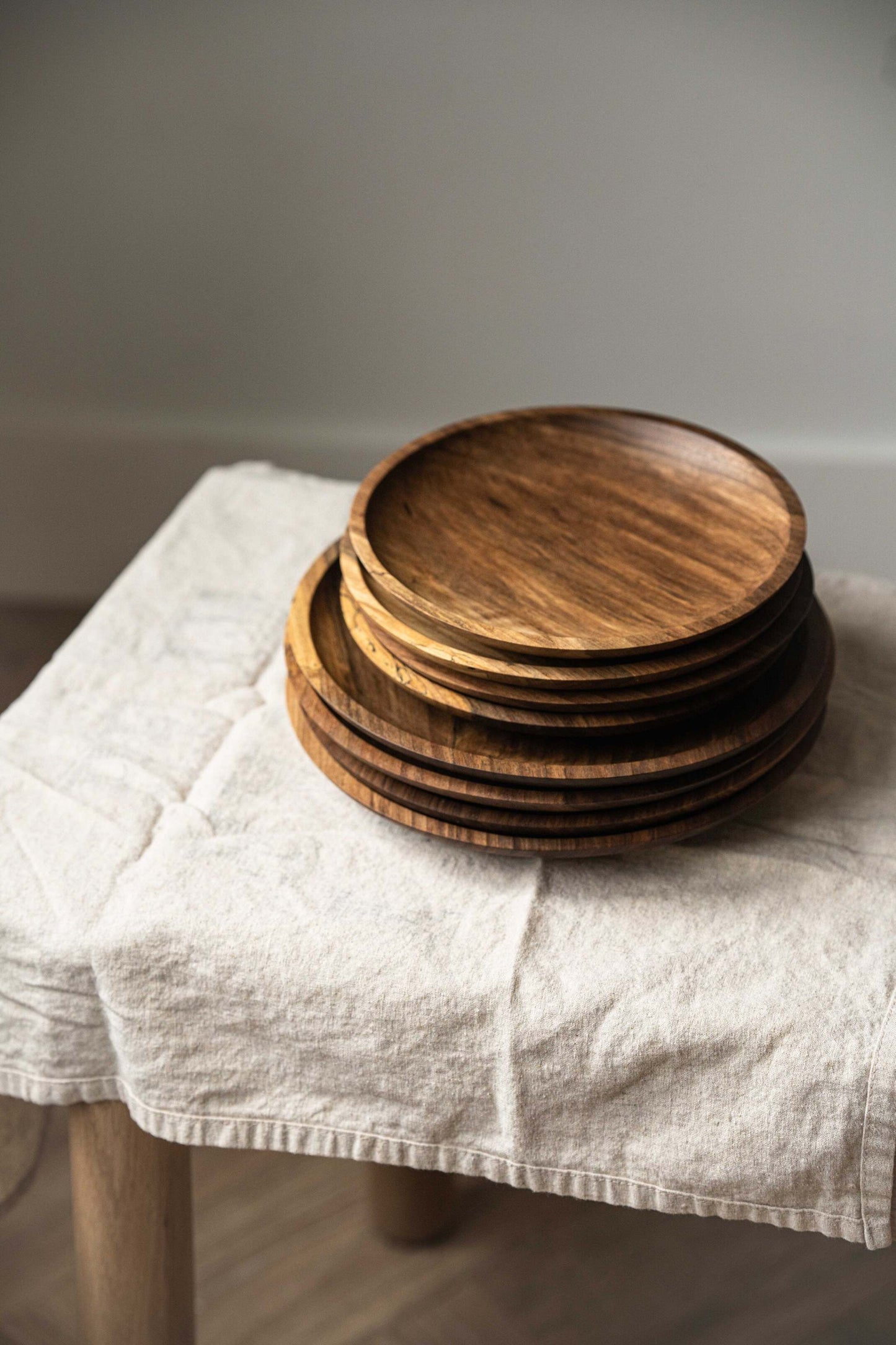 Plato de madera tallado a mano