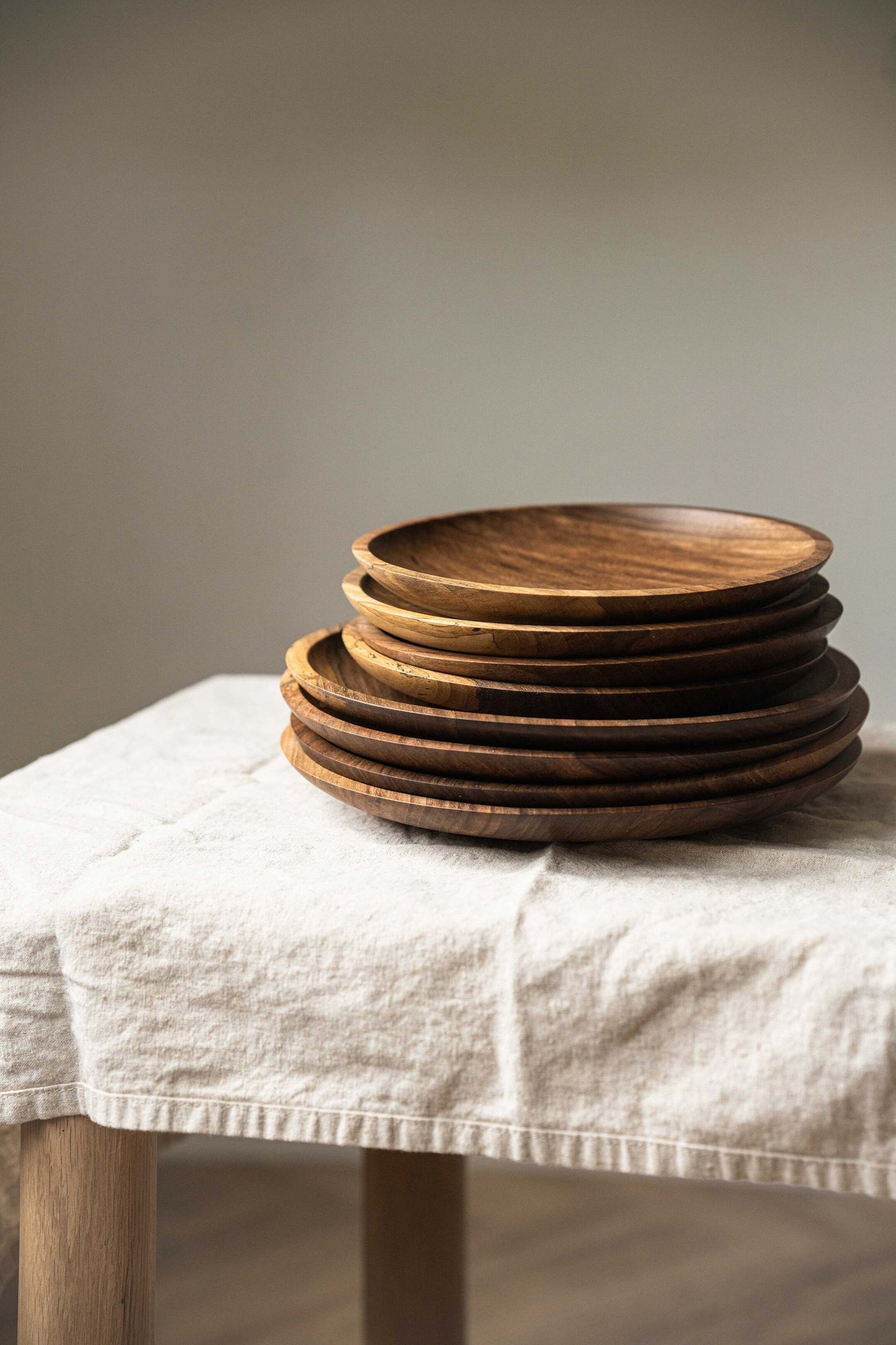 Plato de madera tallado a mano