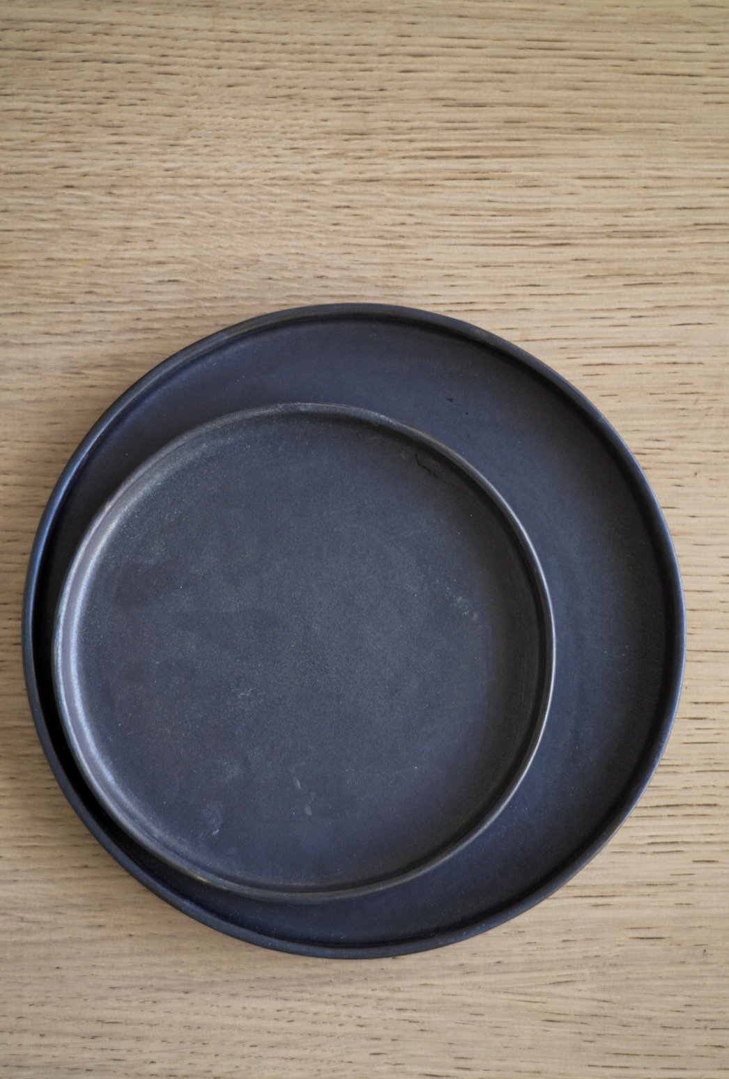 Plato llano de gres negro mate