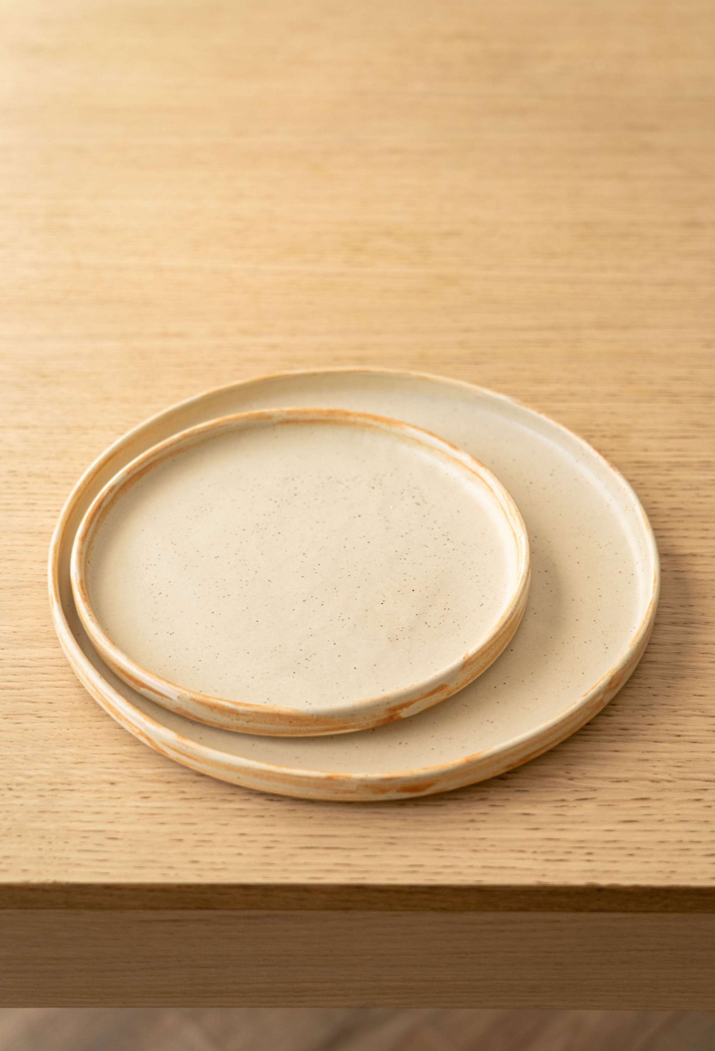 Platos llanos de gres beige mate