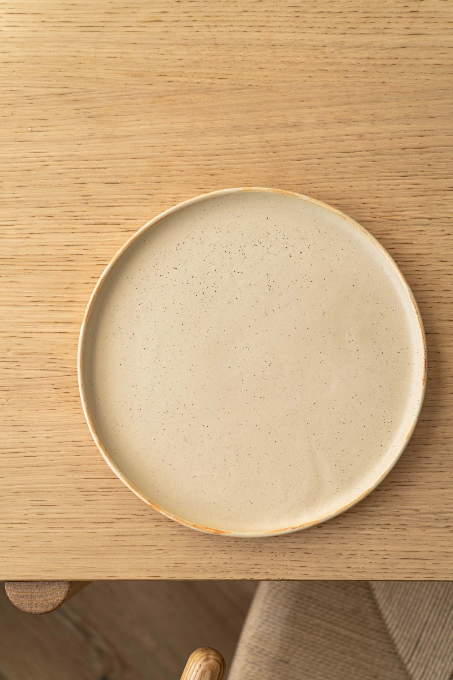 Platos llanos de gres beige mate