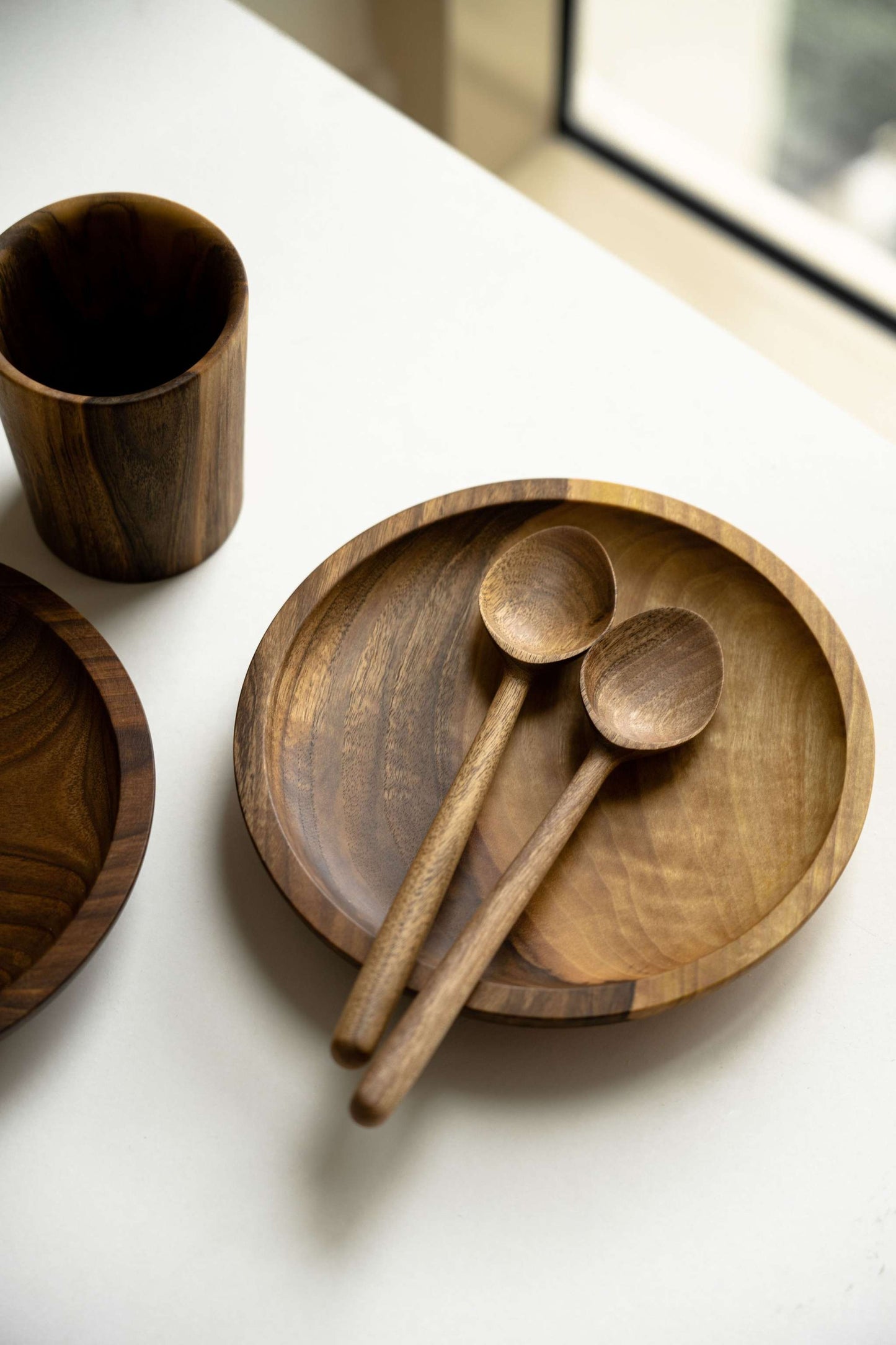 Plato de madera tallado a mano
