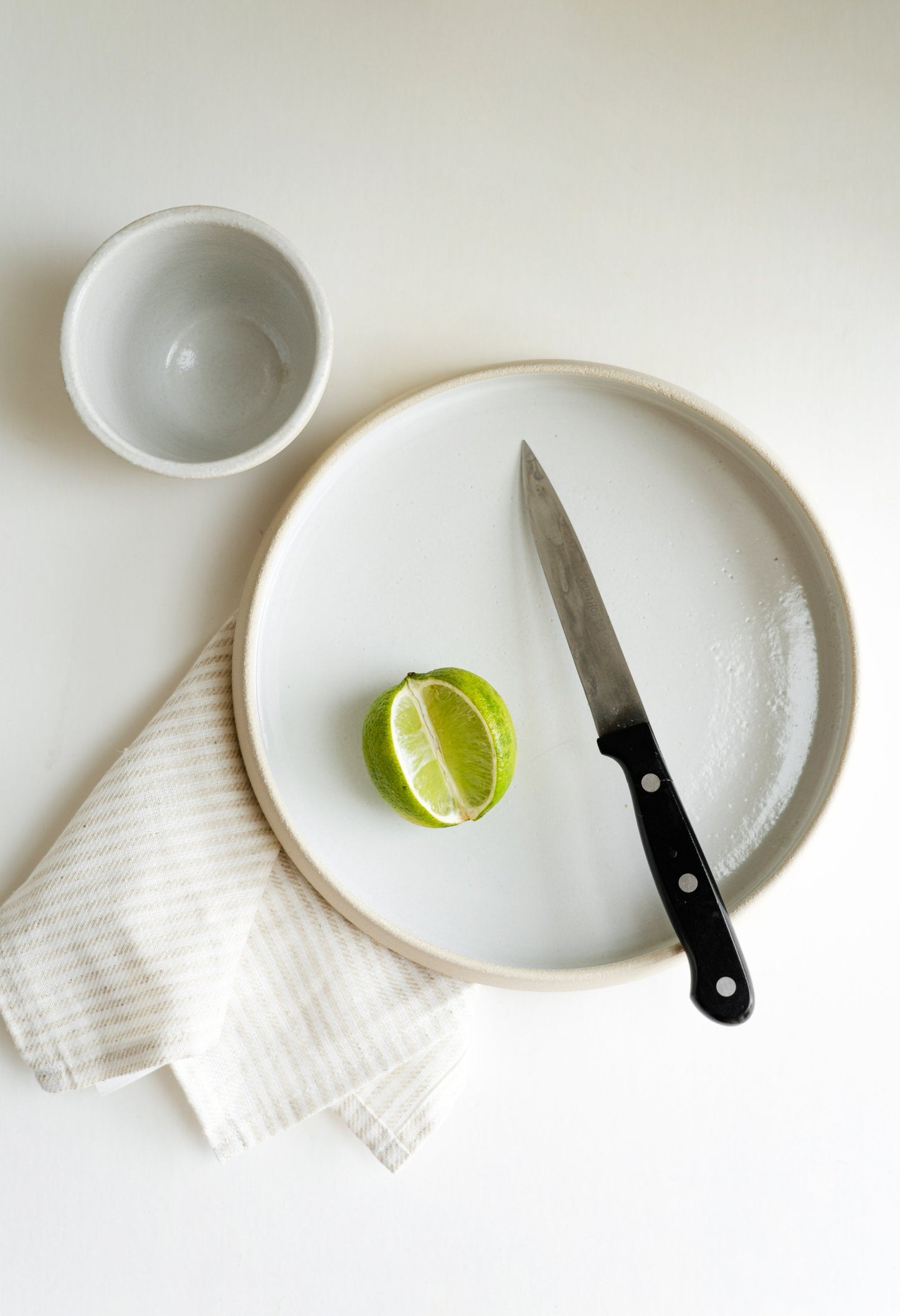 Platos llanos de gres hechos a mano con bordes altos