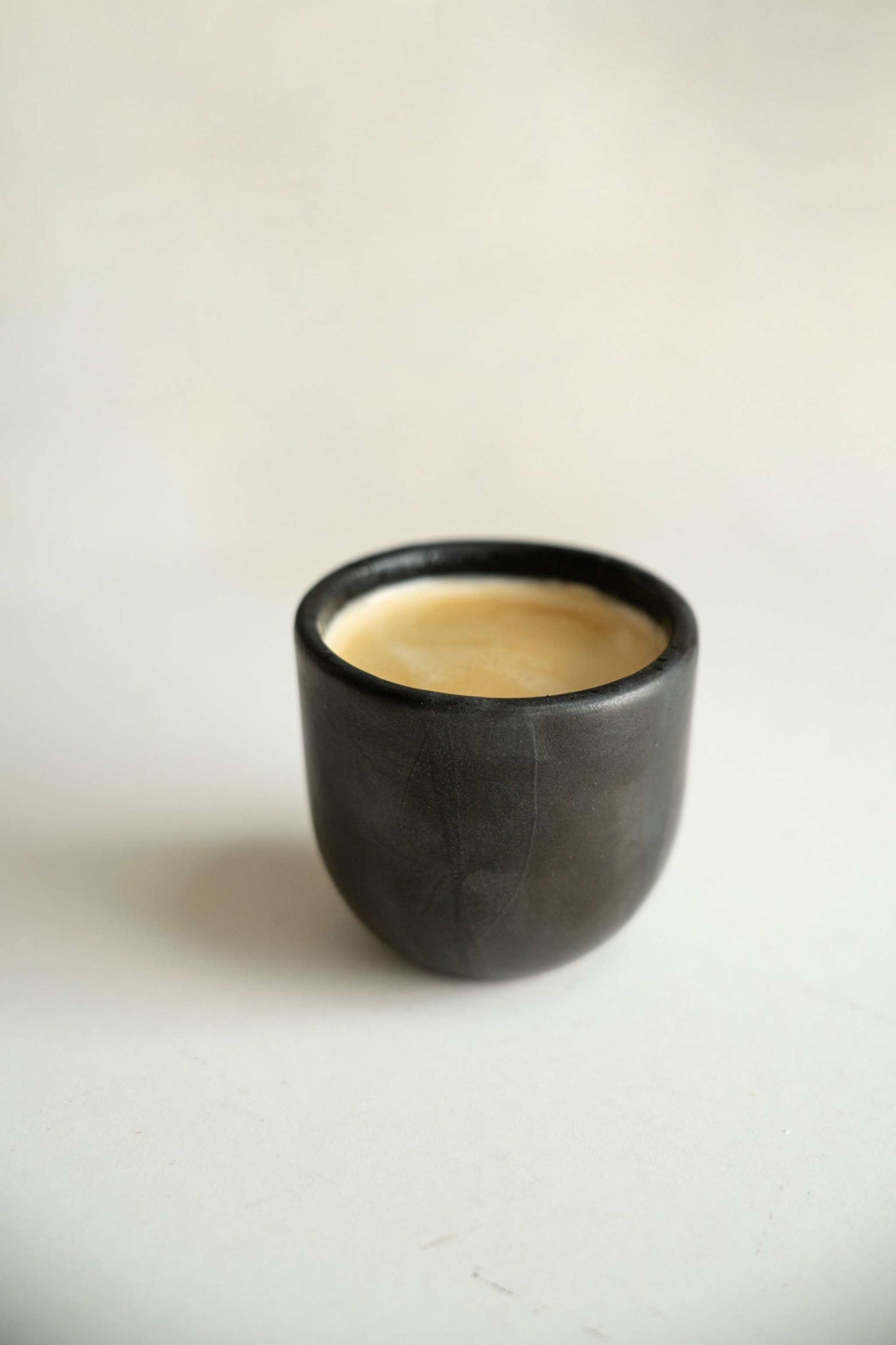 Taza de espresso negra - Taza de espresso de cerámica hecha a mano (destacada)