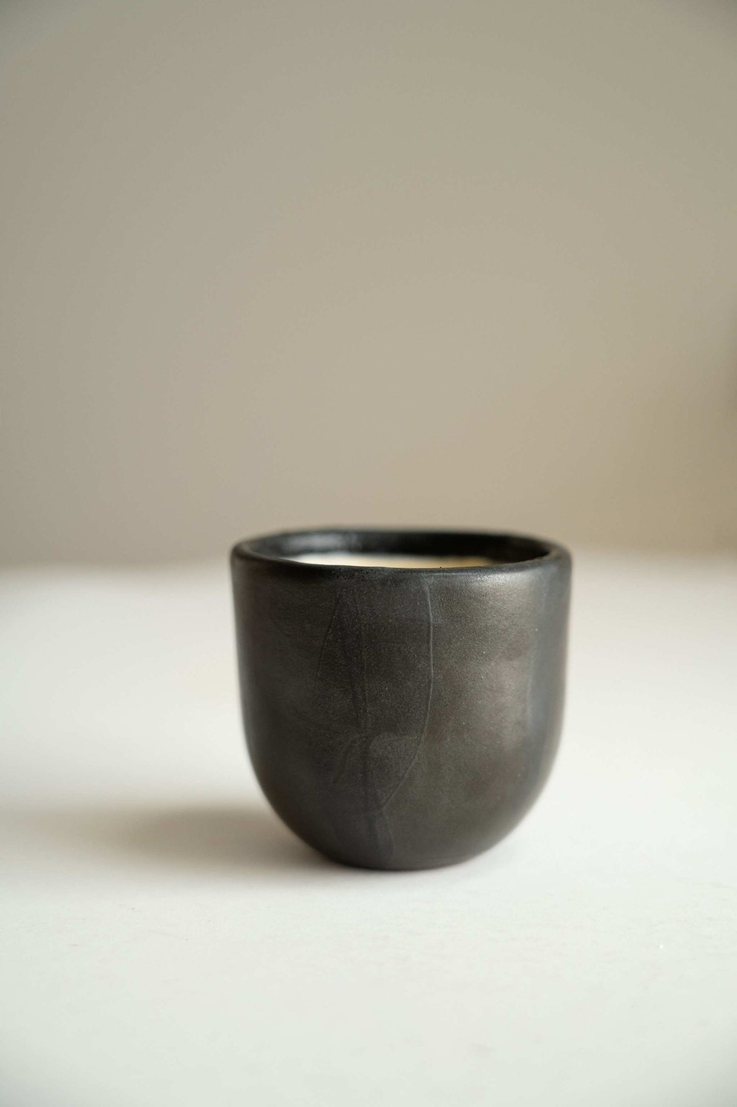 Taza de espresso negra - Taza de espresso de cerámica hecha a mano (destacada)