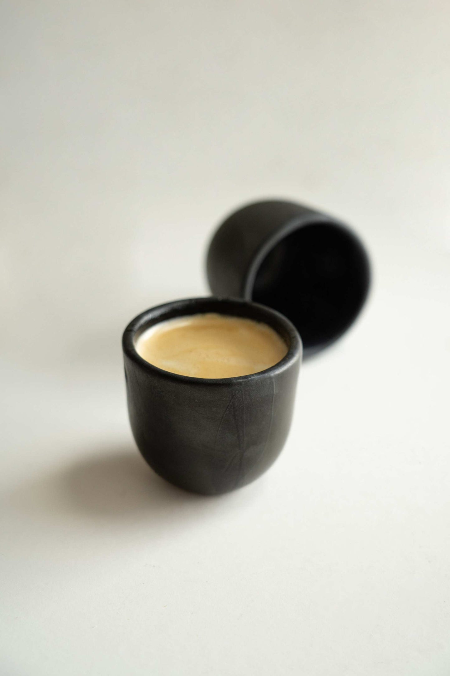 Taza de espresso negra - Taza de espresso de cerámica hecha a mano (destacada)