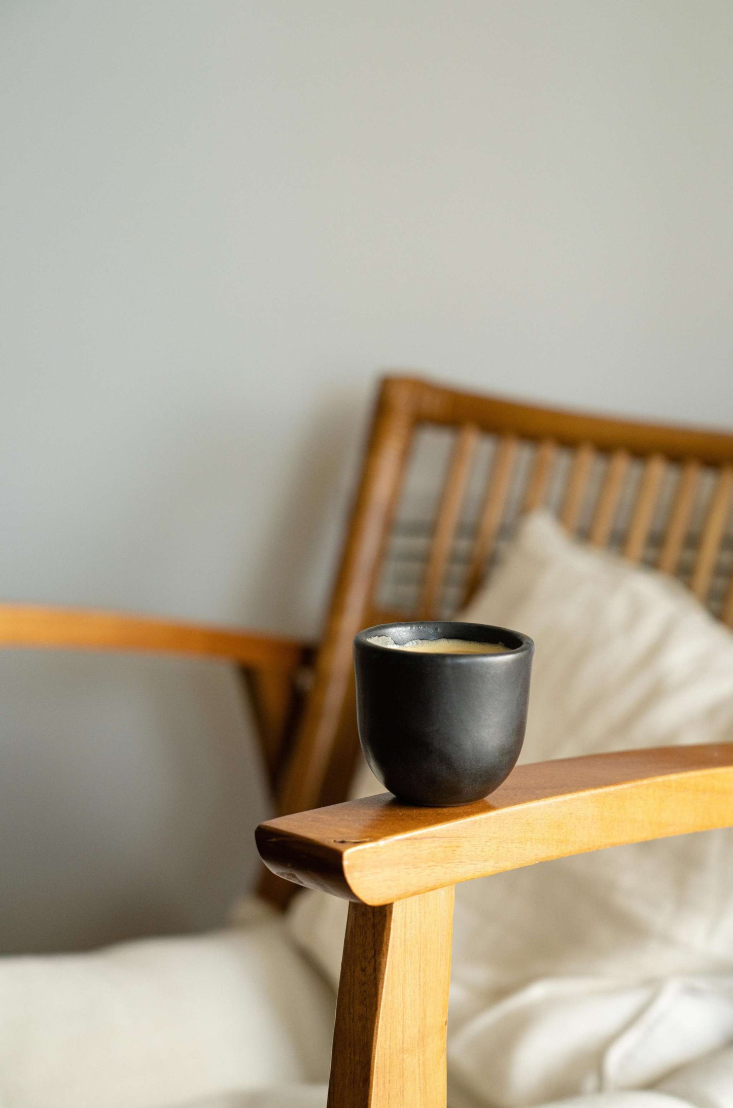 Taza de espresso negra - Taza de espresso de cerámica hecha a mano (destacada)