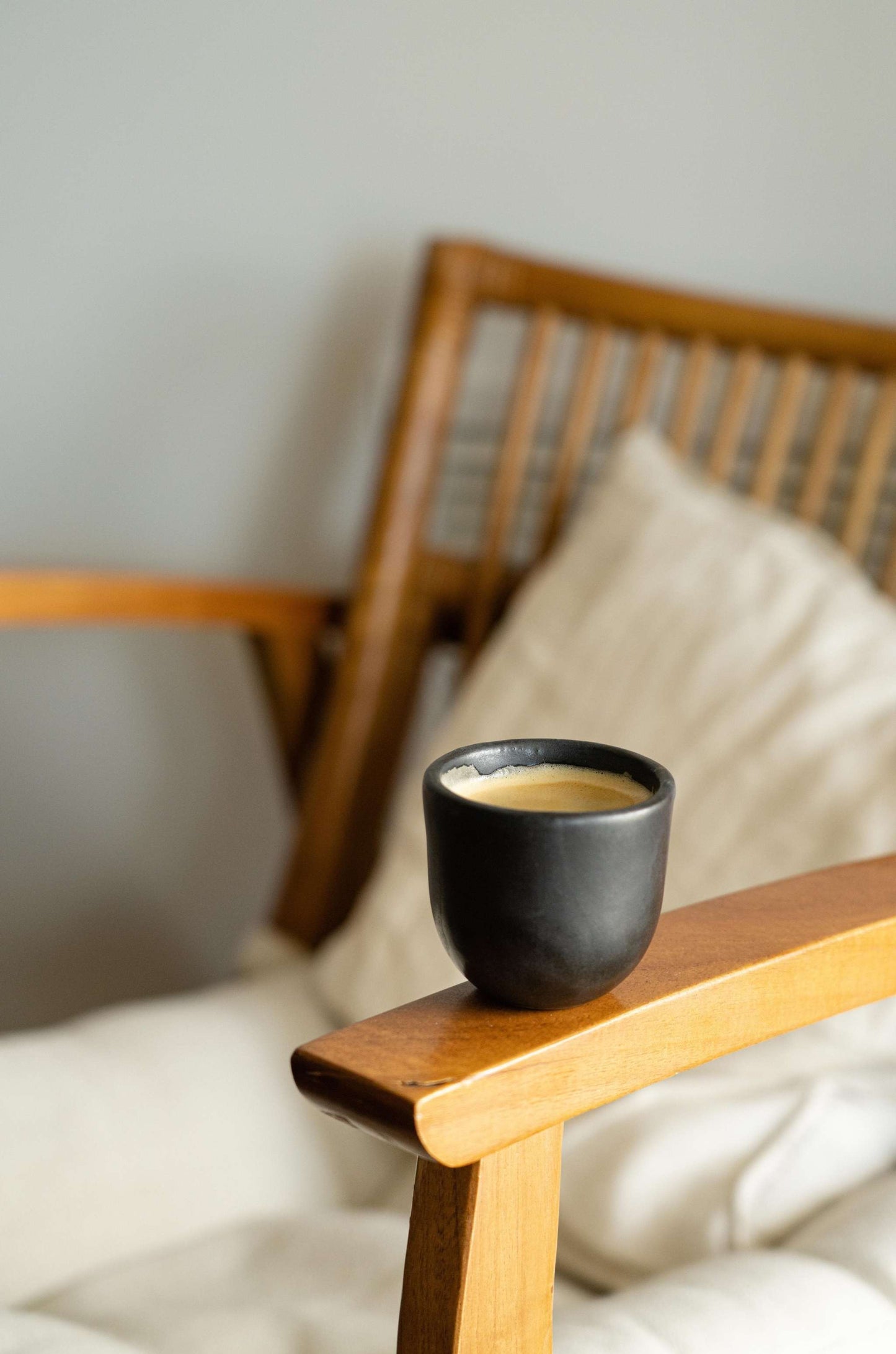 Taza de espresso negra - Taza de espresso de cerámica hecha a mano (destacada)