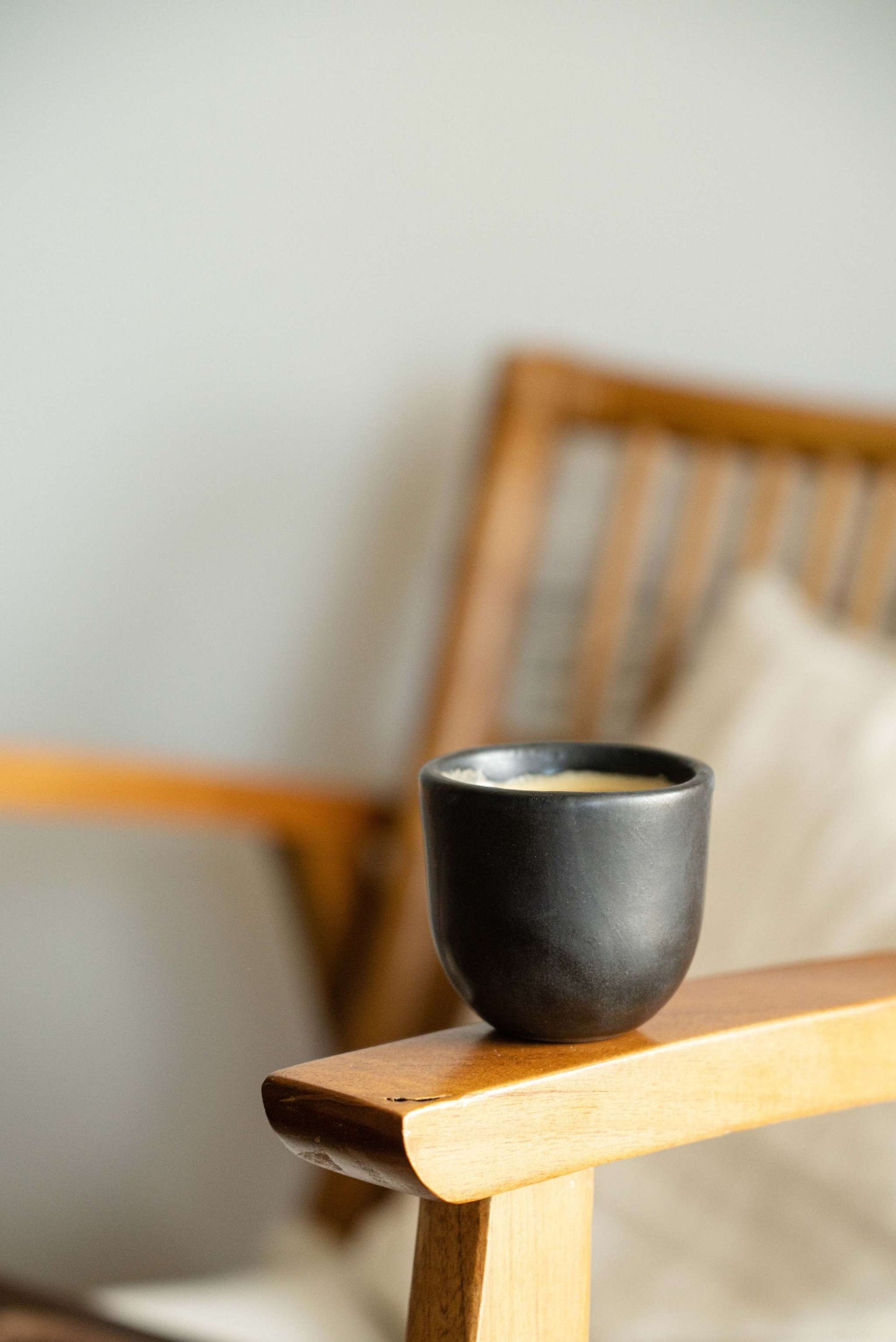 Taza de espresso negra - Taza de espresso de cerámica hecha a mano (destacada)