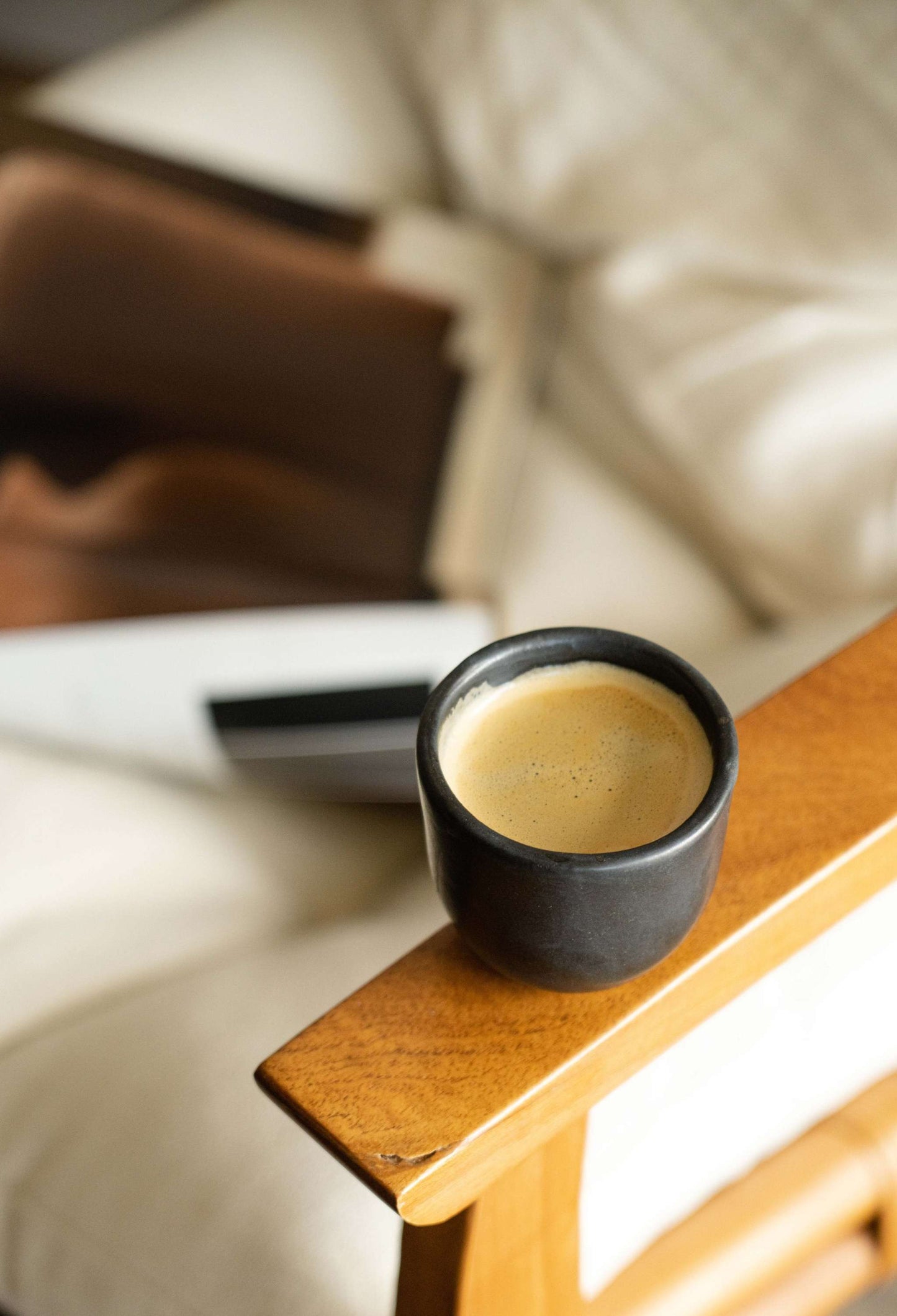 Taza de espresso negra - Taza de espresso de cerámica hecha a mano (destacada)