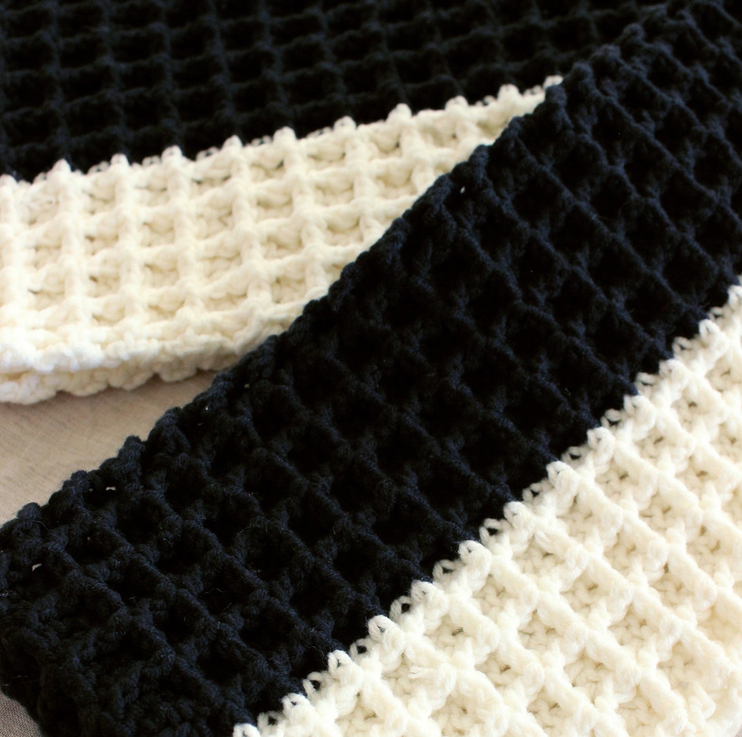 Bufanda de crochet WAFFLE en negro y blanco roto
