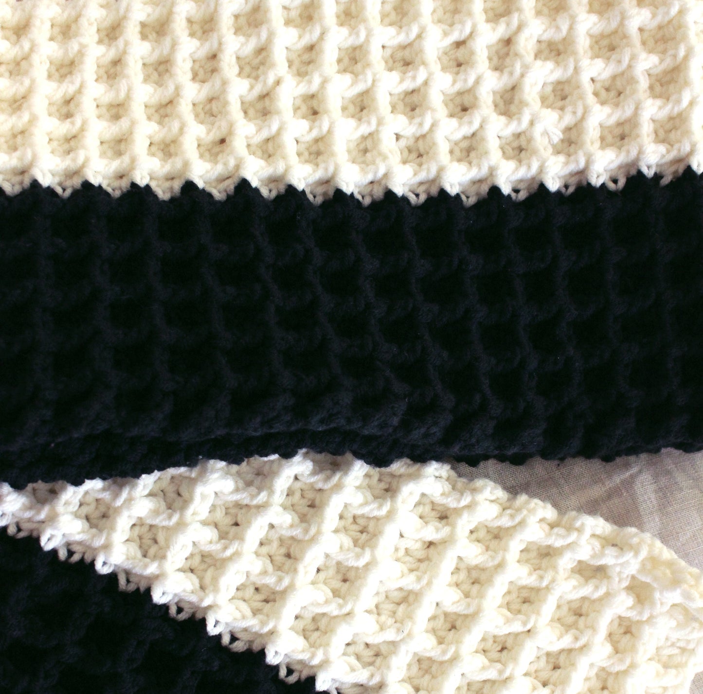 Bufanda de crochet WAFFLE en negro y blanco roto