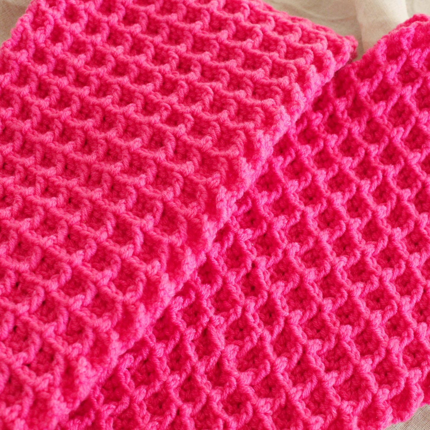 Bufanda de crochet WAFFLE en rosa caramelo
