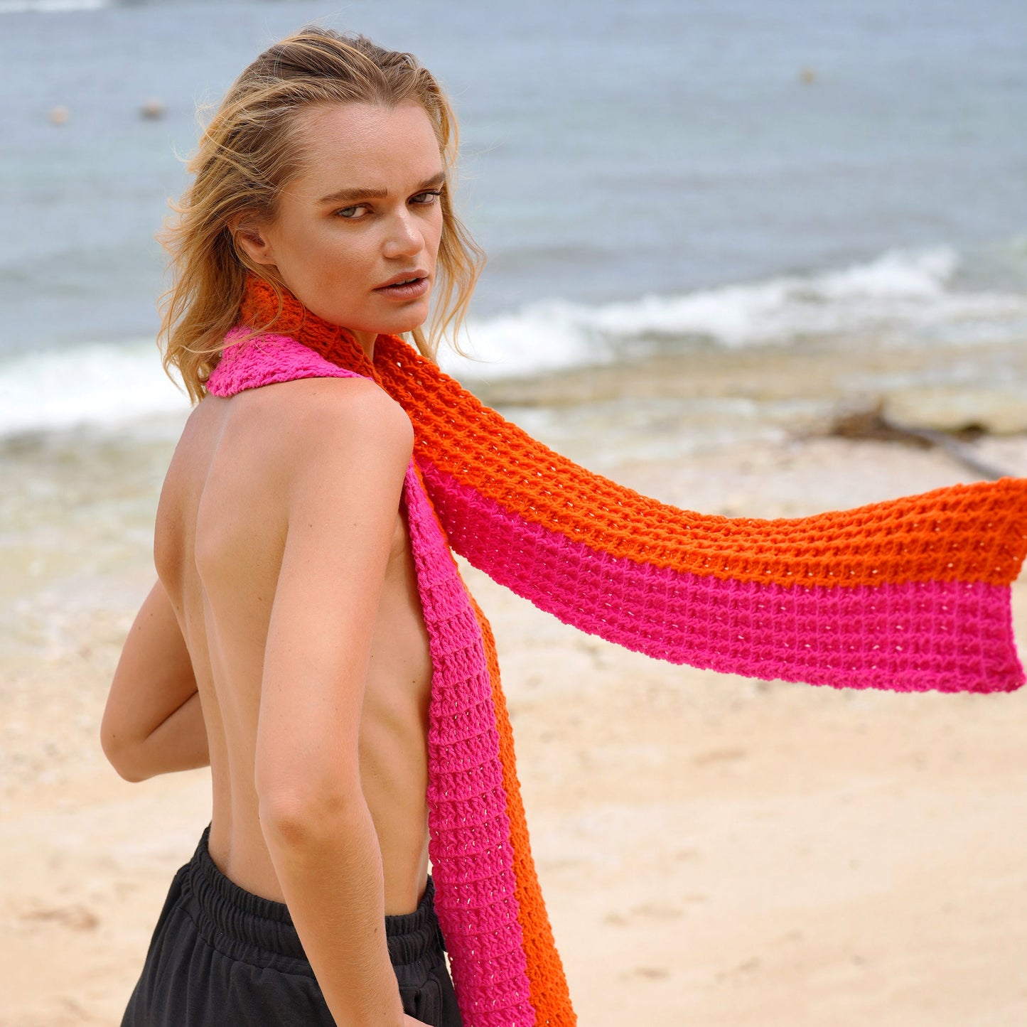 Bufanda de crochet WAFFLE en rosa caramelo y naranja mandarina