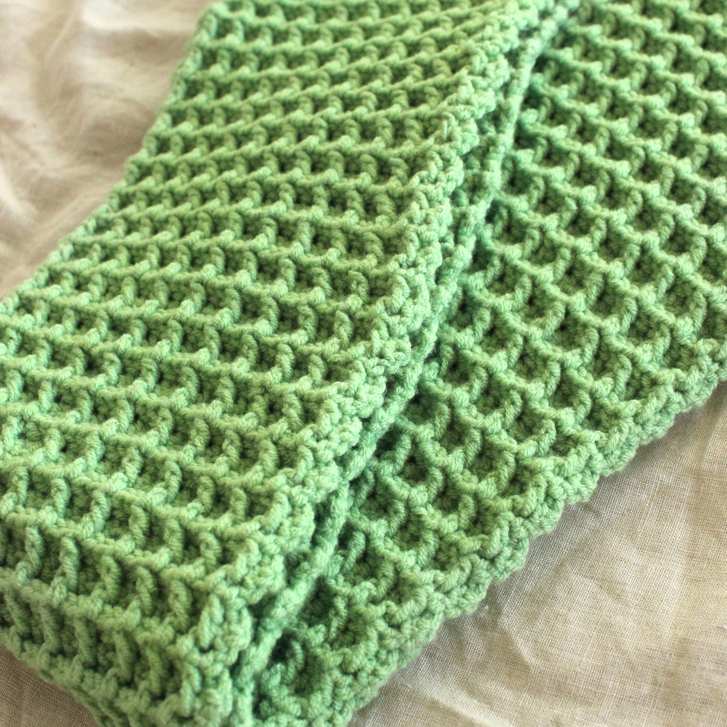 Bufanda de crochet WAFFLE en verde salvia