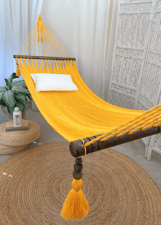 Hamaca amarilla tejida con separadores de madera | JULIANNA