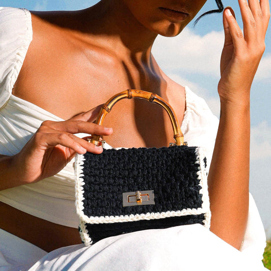 Mini bolso de crochet AIRMAIL en blanco y negro