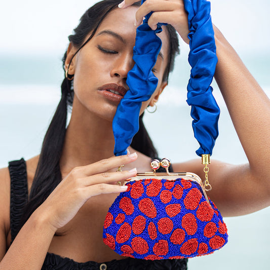 Clutch ARNOLDI Mandy con cuentas hechas a mano, en azul Saboya y rojo