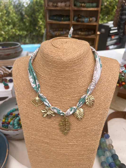 Collar con dije de bandana y hoja