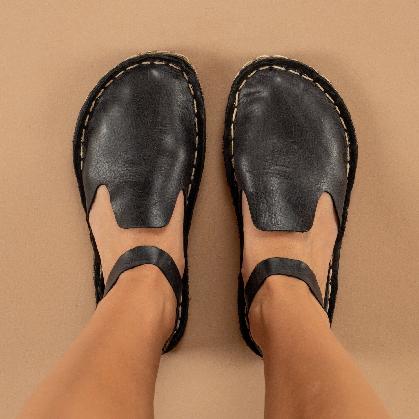 Sandalias negras descalzas con punta cerrada
