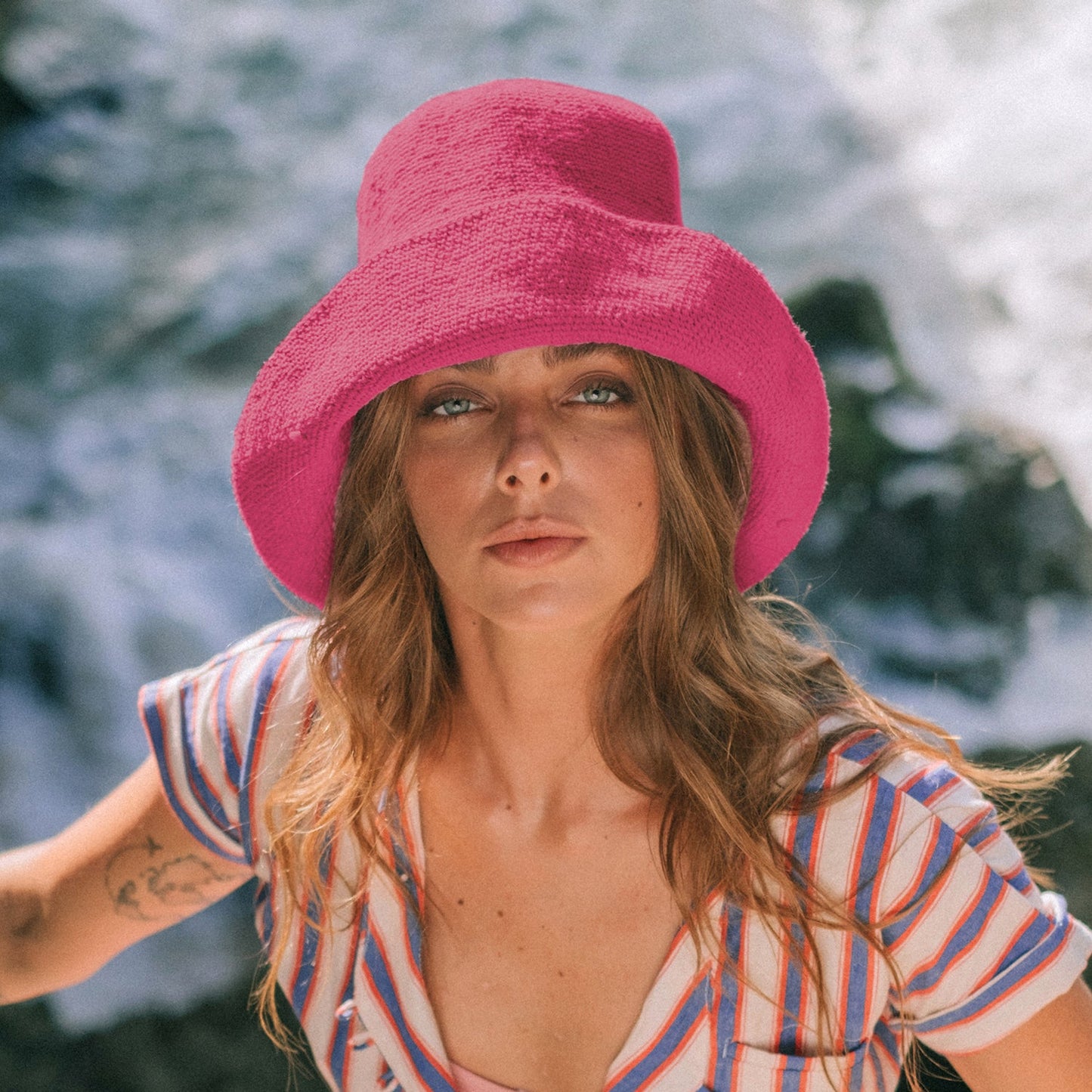 Gorro de crochet BLOOM en rosa intenso