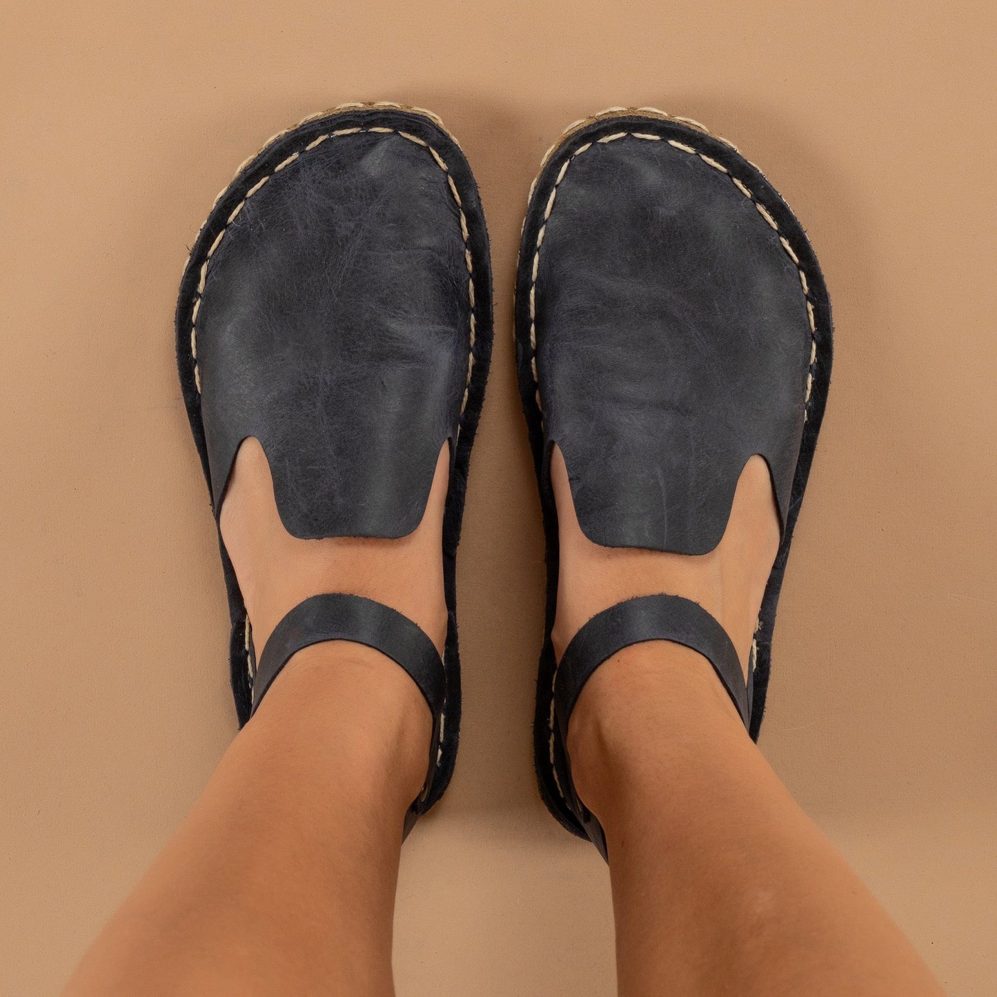 Sandalias descalzas azules con punta cerrada